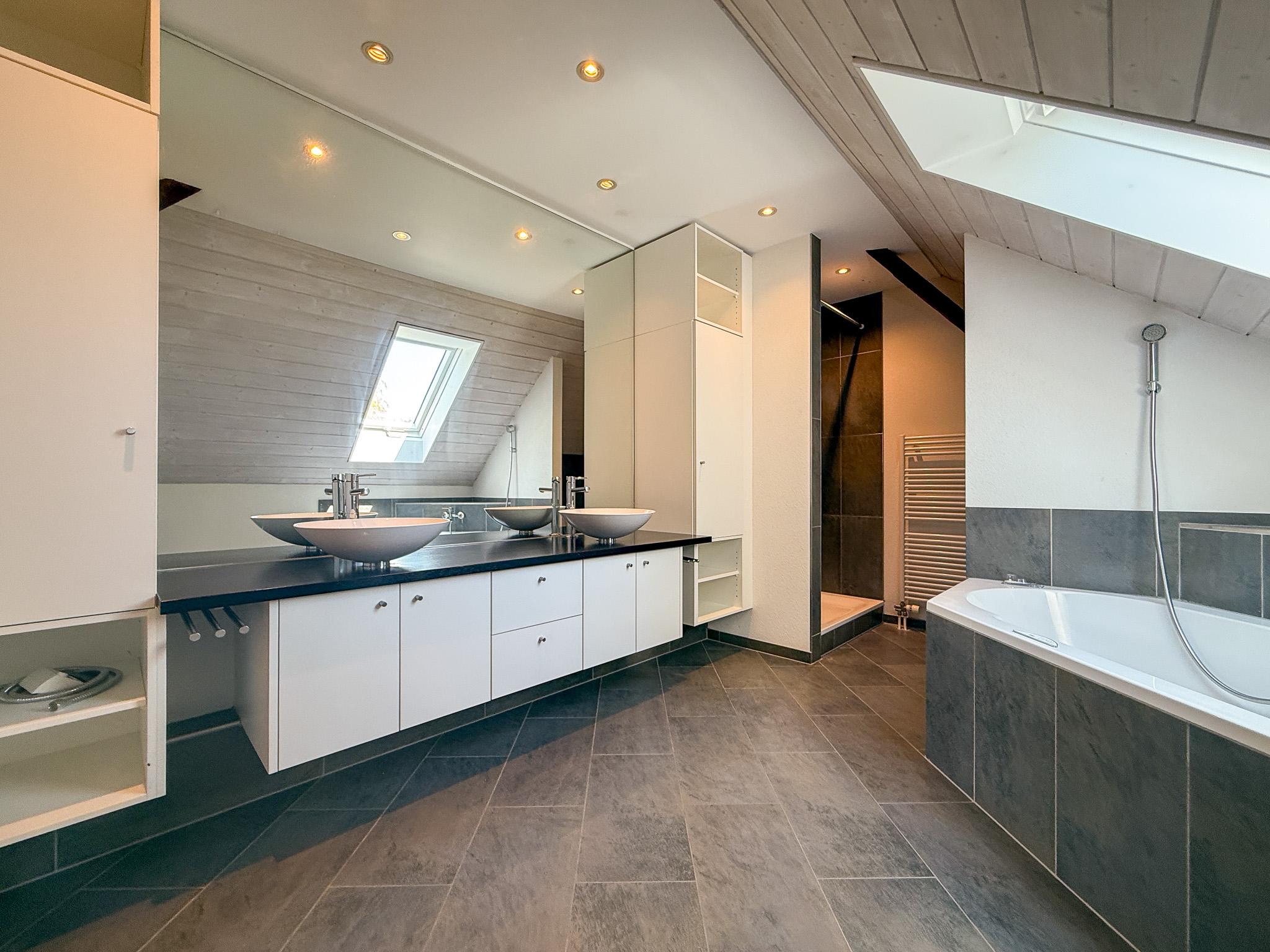 Modernes Badezimmer mit Dachschräge