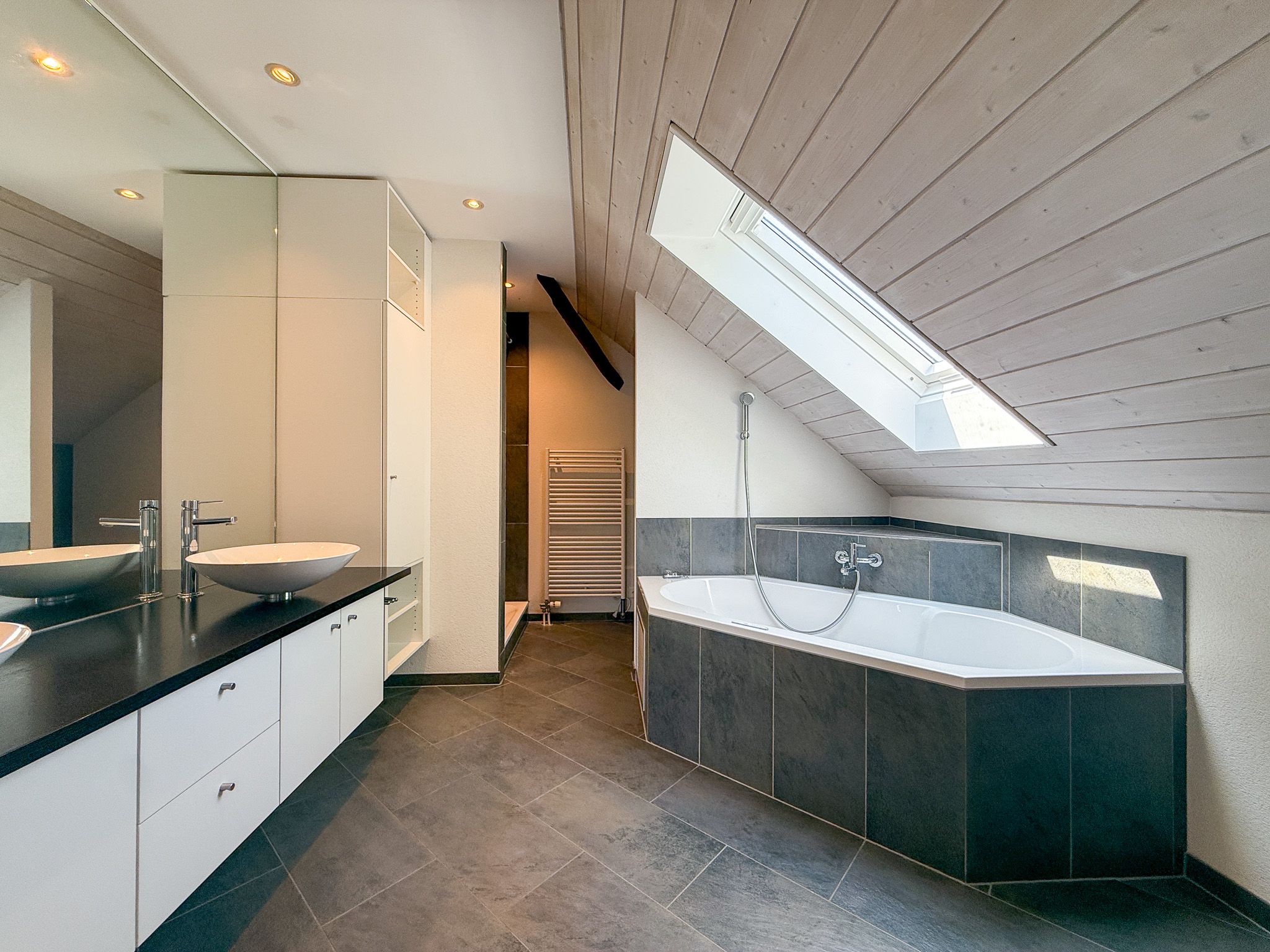 Modernes Dachgeschoss-Badezimmer mit Badewanne
