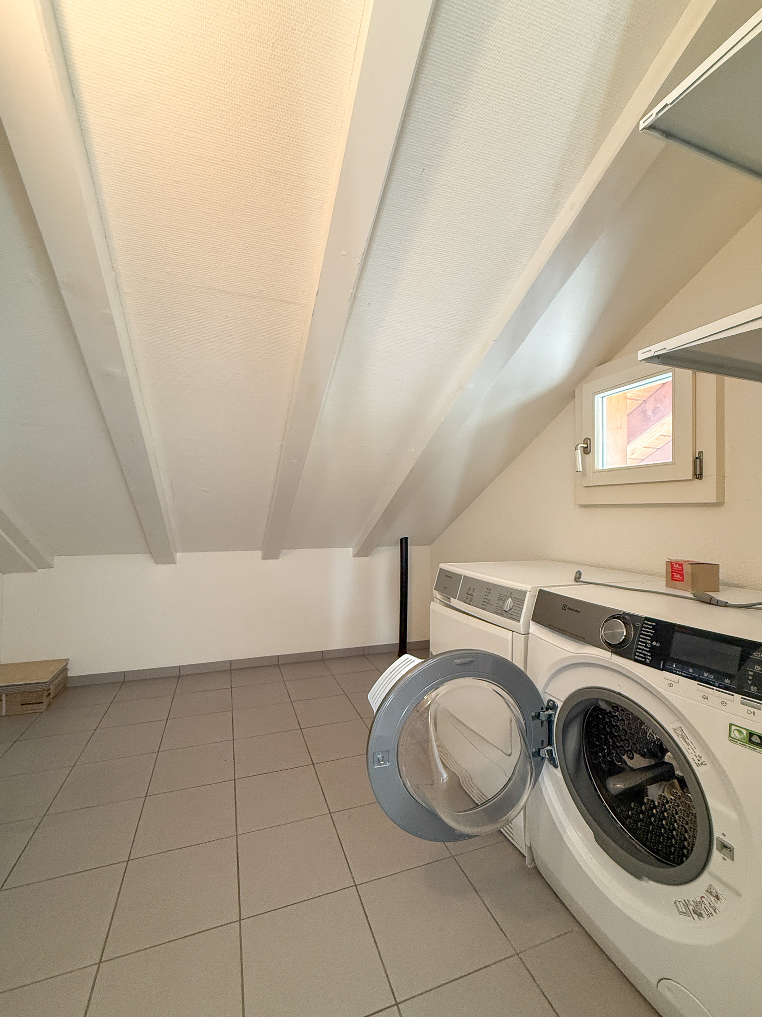 Dachboden mit Waschmaschine und Trockner