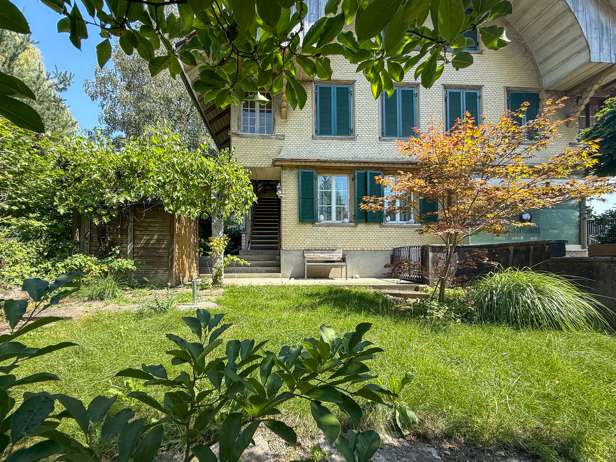 Historische Hausfassade mit Garten