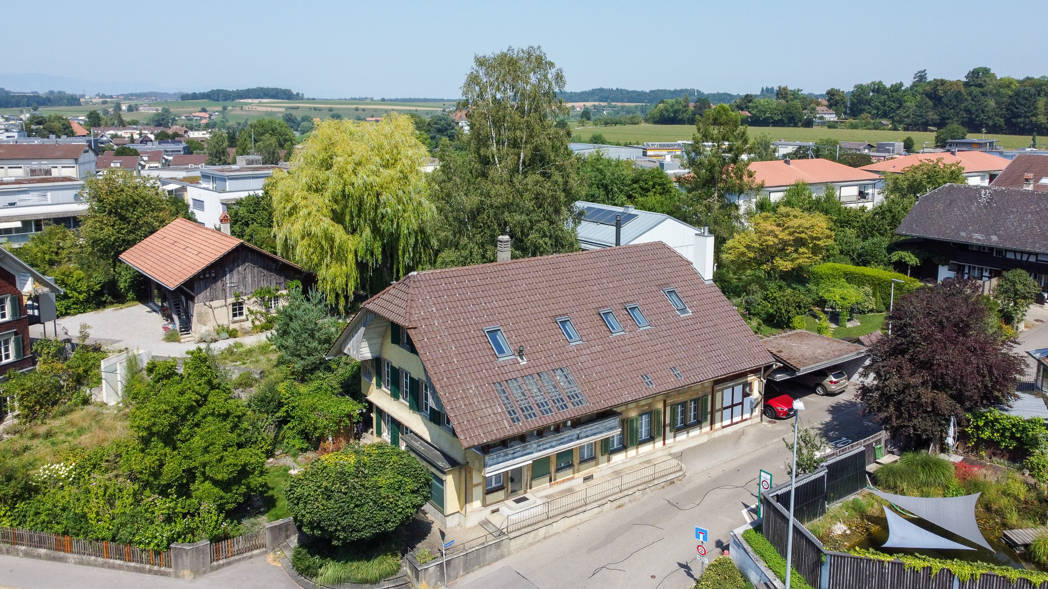 Luftaufnahme eines Wohnhauses im Grünen