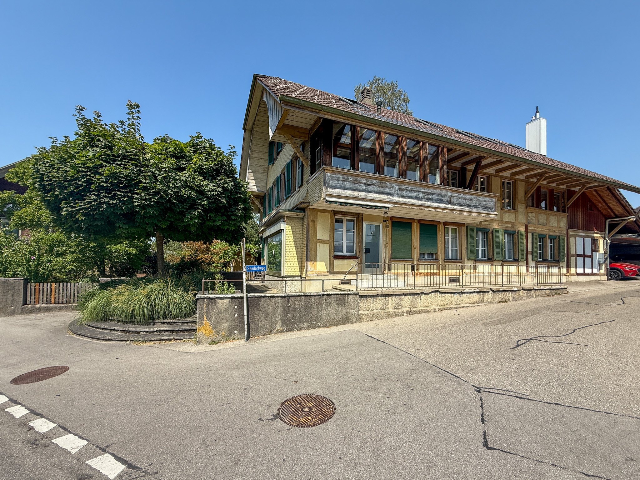 Historisches Wohnhaus mit Schrägdach und Holzbalkonen