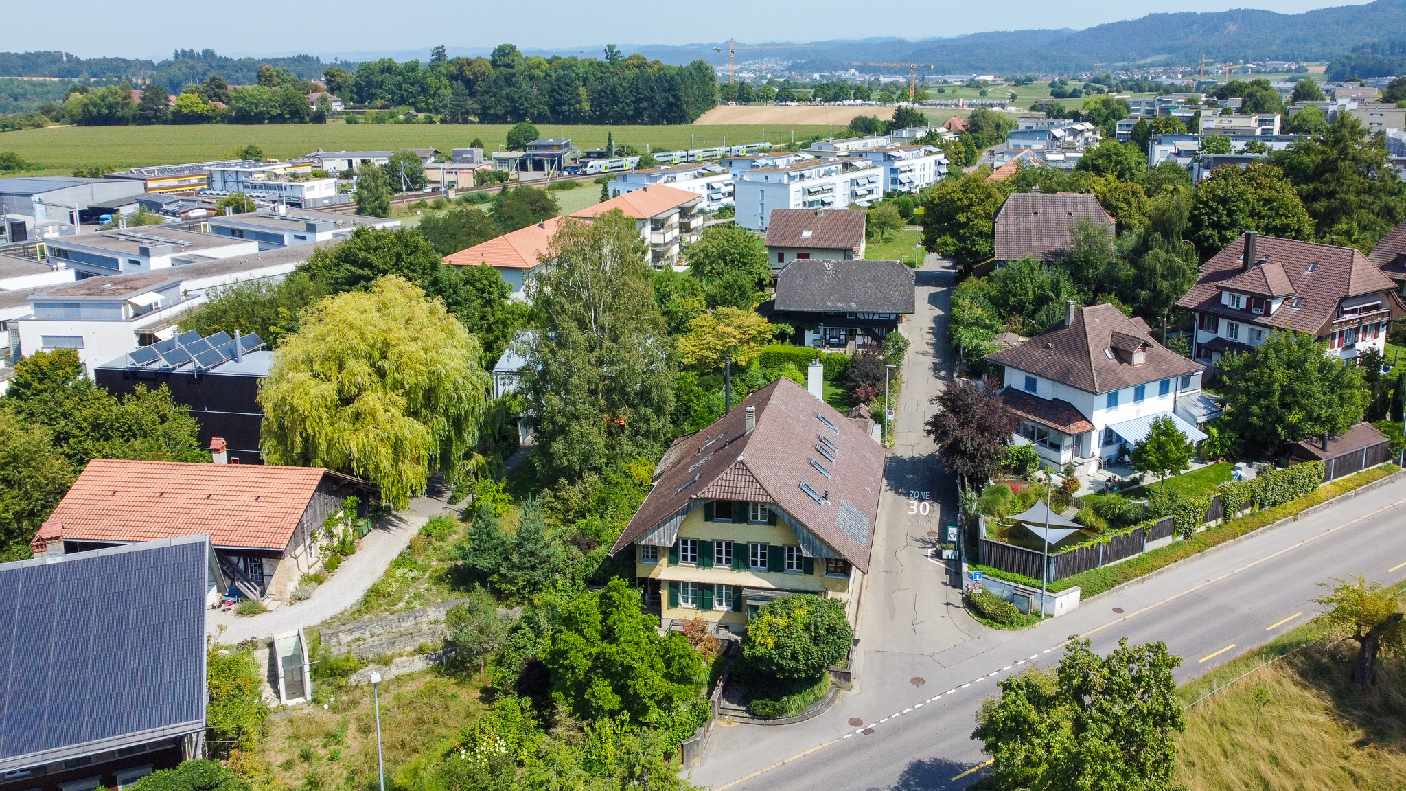 Luftaufnahme eines Wohngebiets mit Häusern und viel Grün