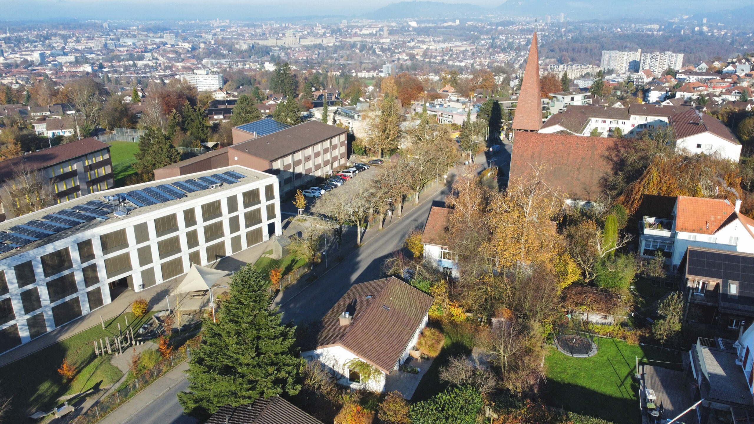Städtische Luftaufnahme mit Kirche und Wohnumgebung