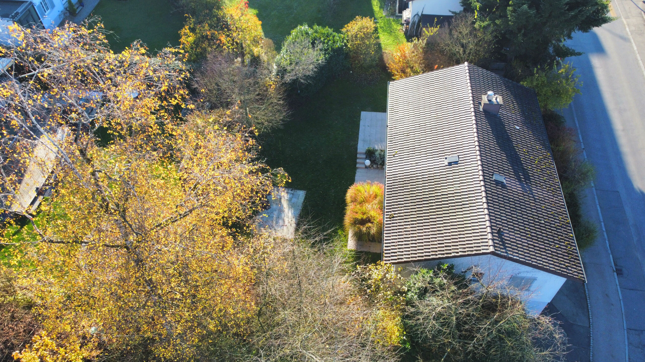 Luftaufnahme eines Wohnhauses mit Garten