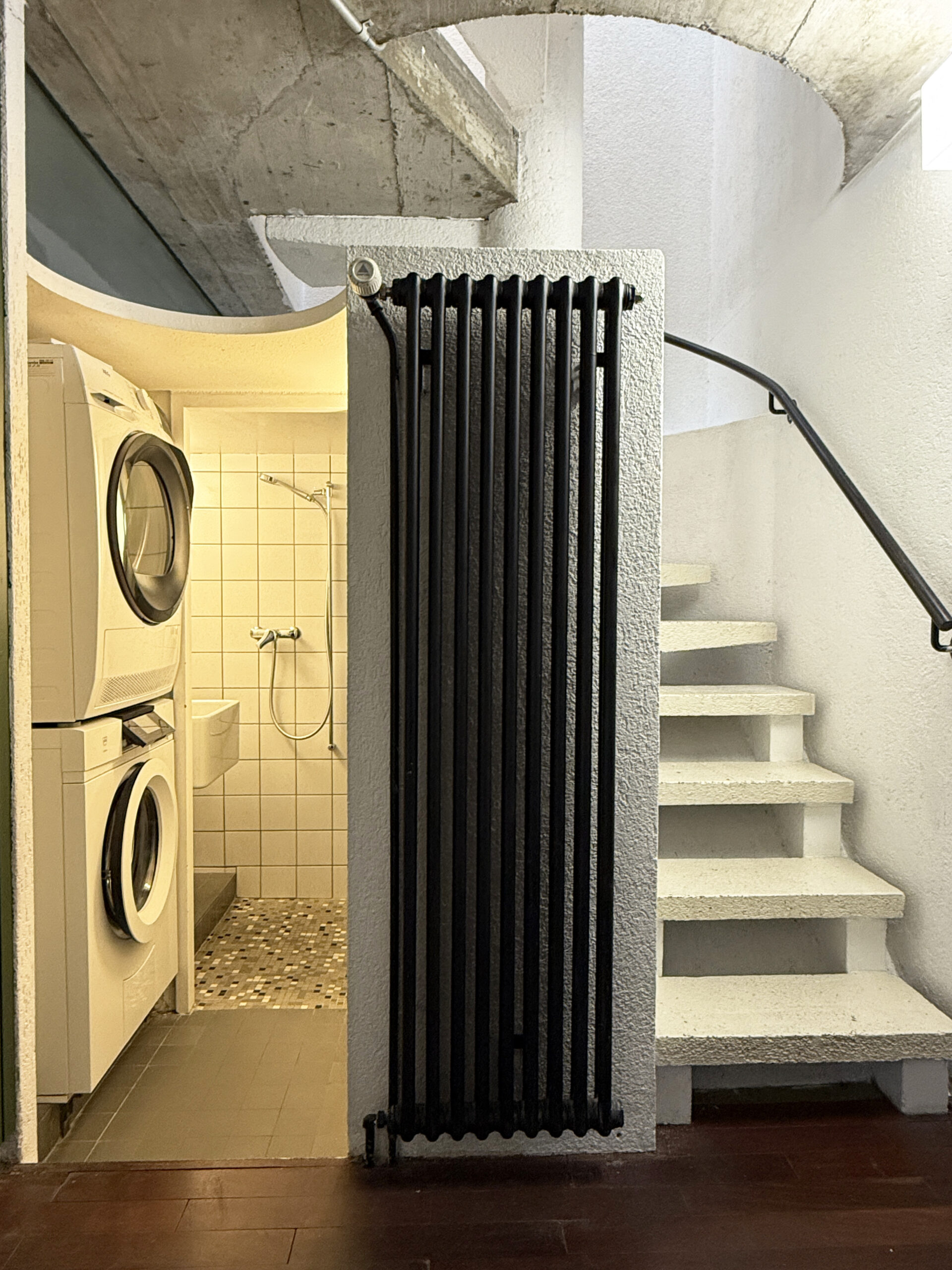 Keller mit Treppe und Hauswirtschafts-/Badbereich
