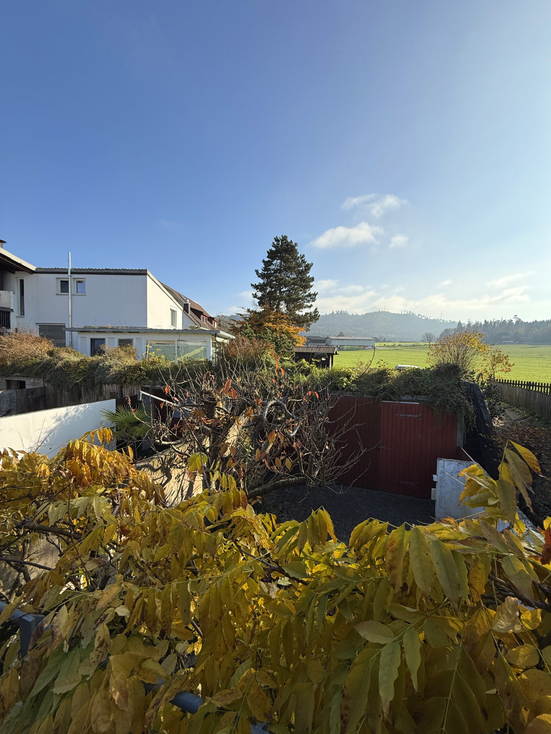 Außenansicht mit Garten und Fernblick