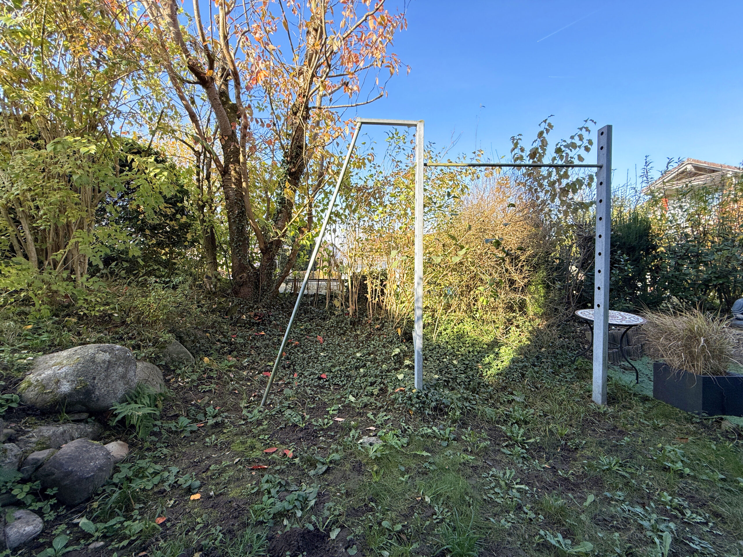 Garten mit Klettergerüst und dichter Bepflanzung