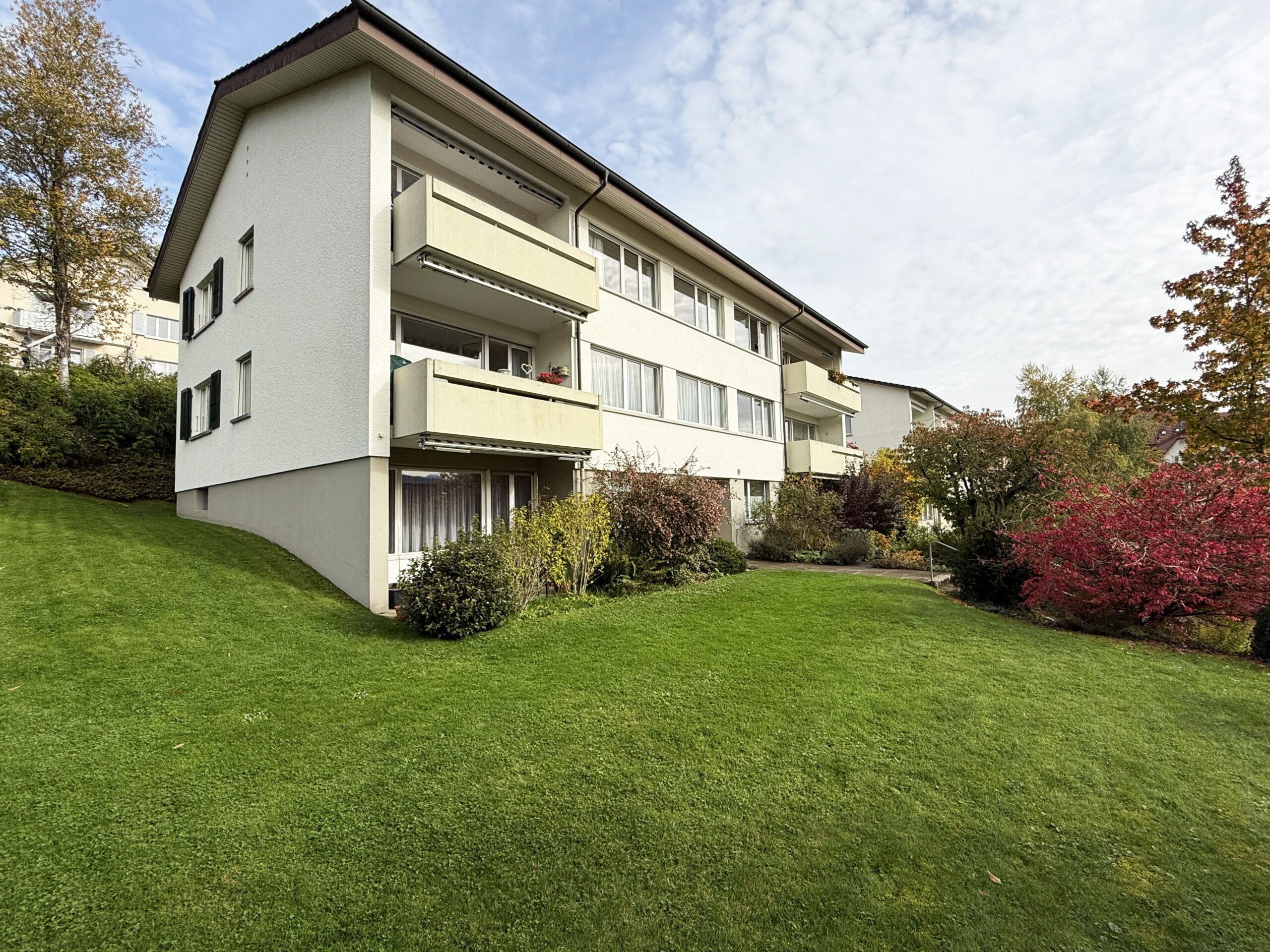 Mehrfamilienhaus mit Balkon und Garten
