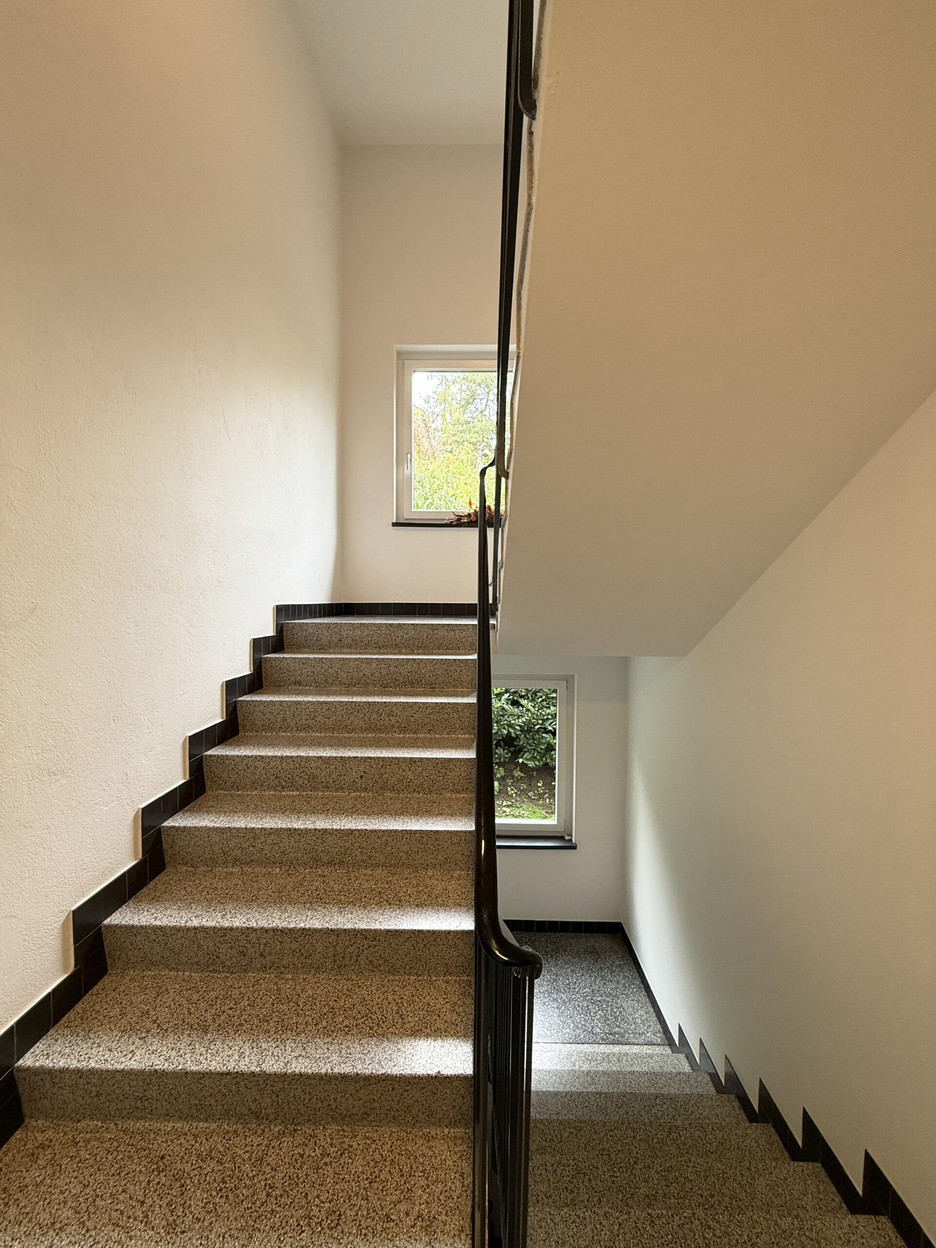 Treppenhaus mit Fensterblick