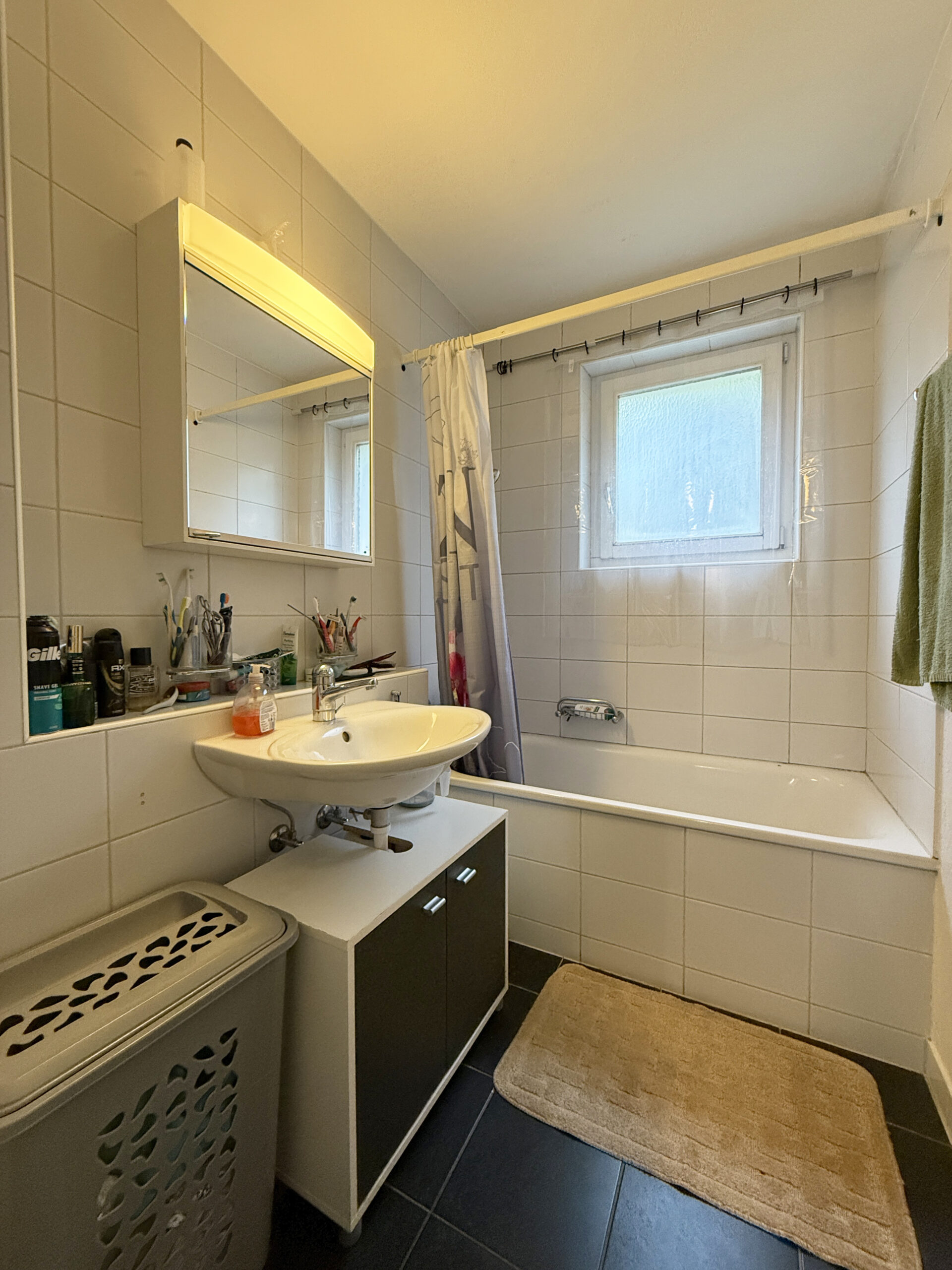Badezimmer mit Badewanne und Waschtisch
