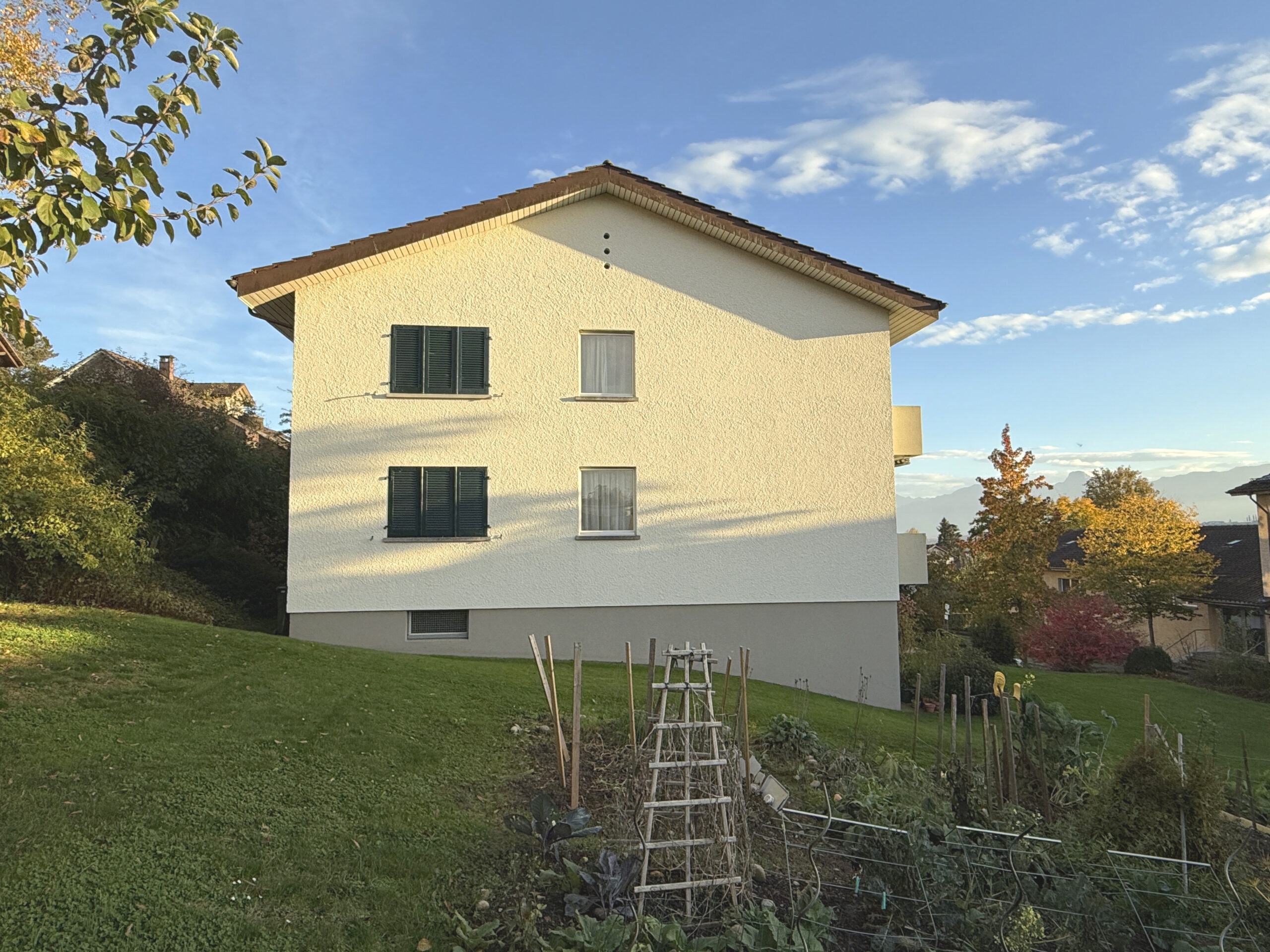 Außenansicht eines Einfamilienhauses mit Garten