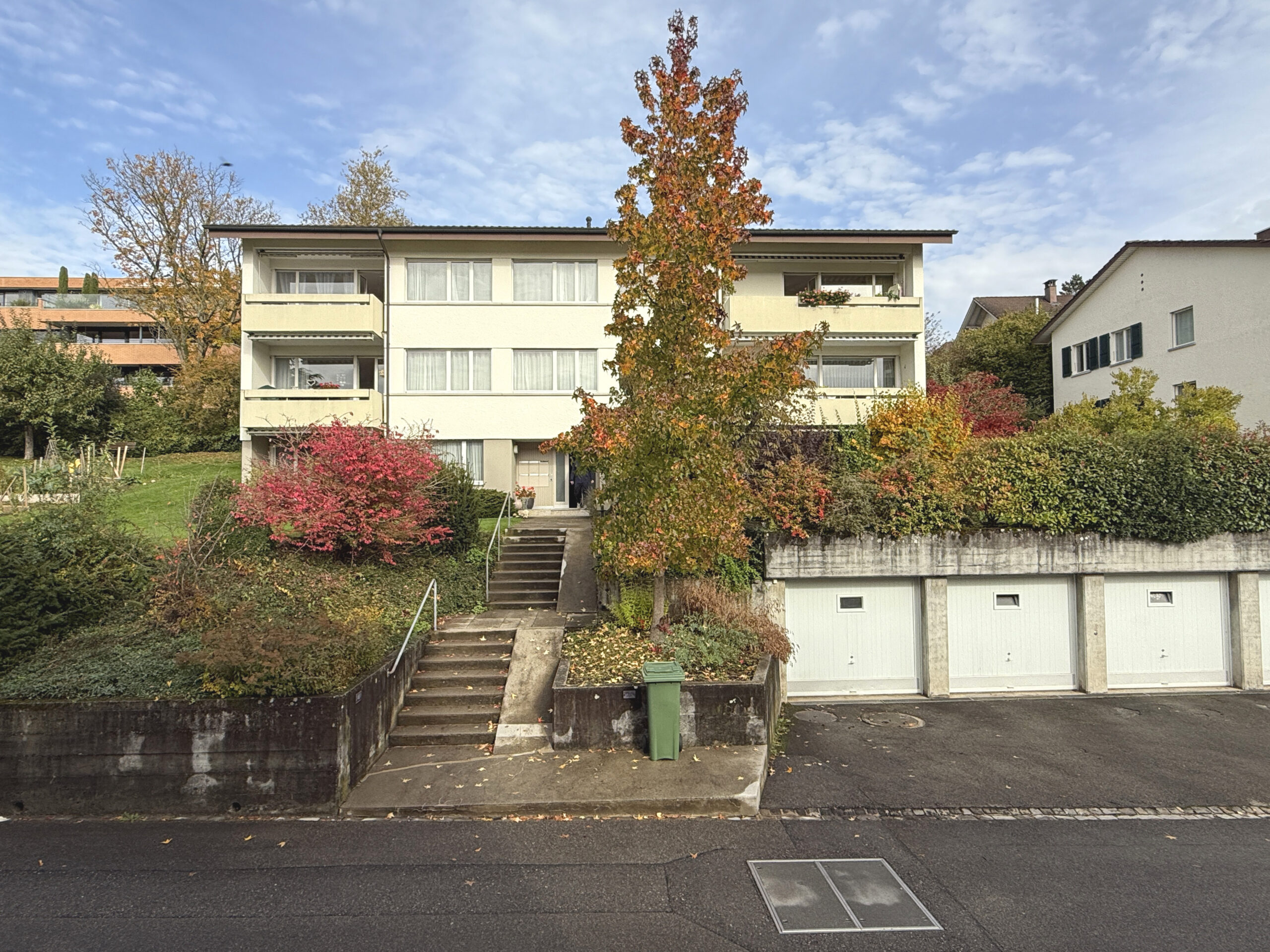 Mehrfamilienhaus mit Gärten und Garagen