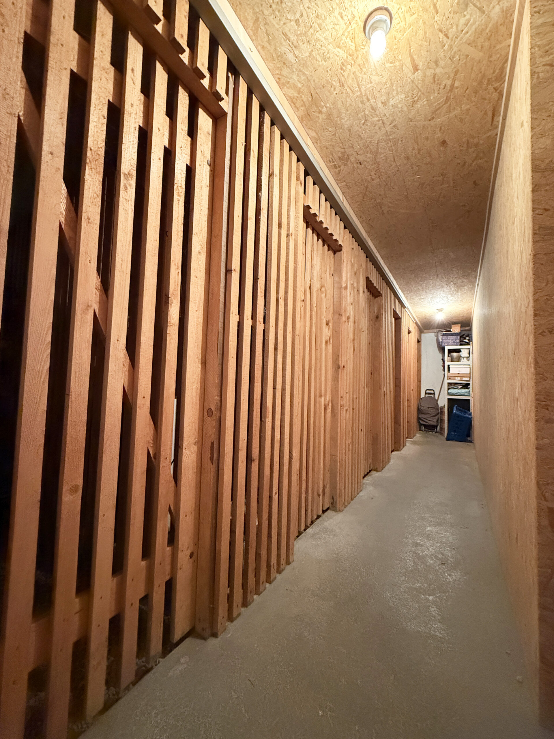 Holzverkleideter Kellerflur