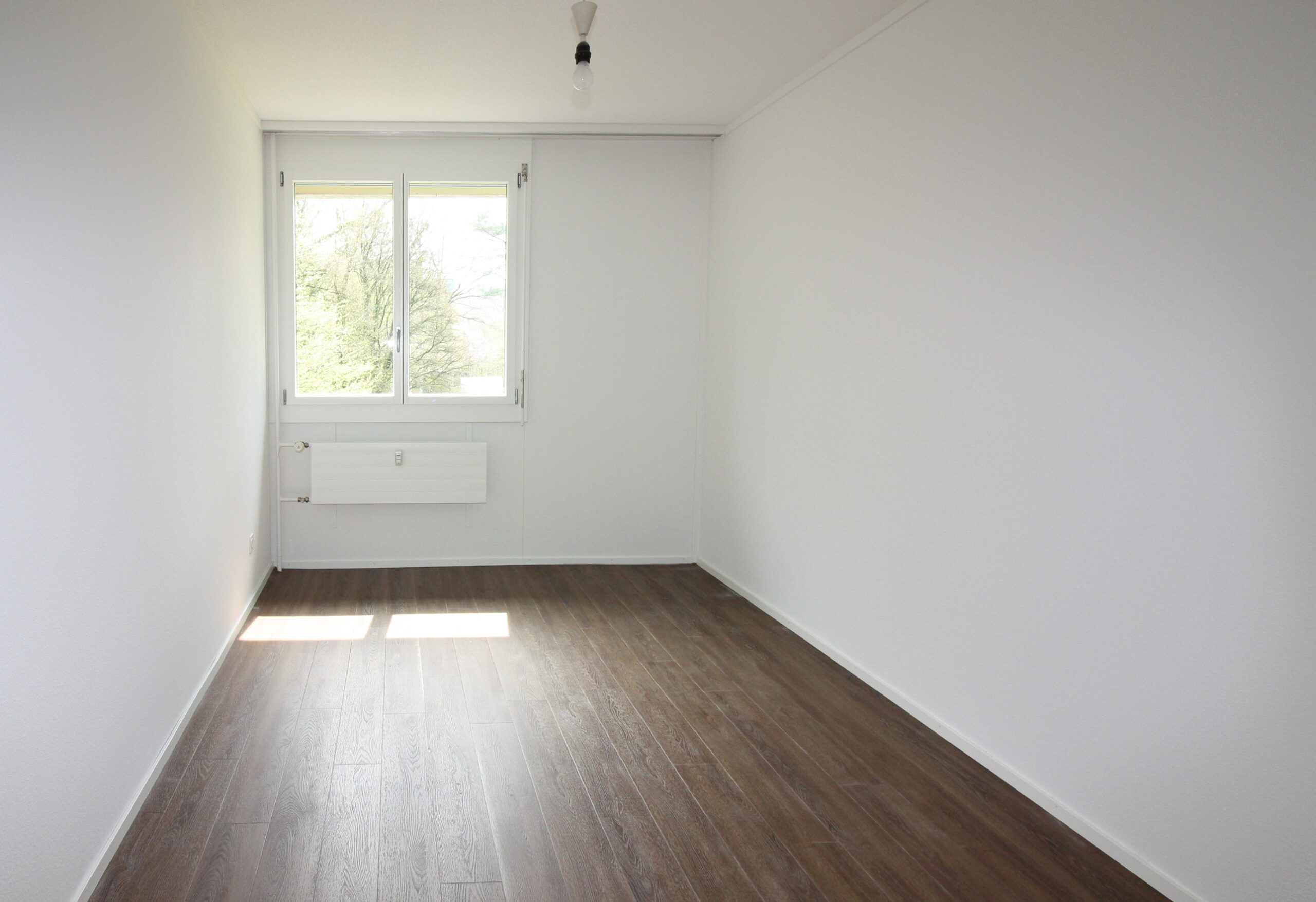Heller leerer Raum mit Fenster