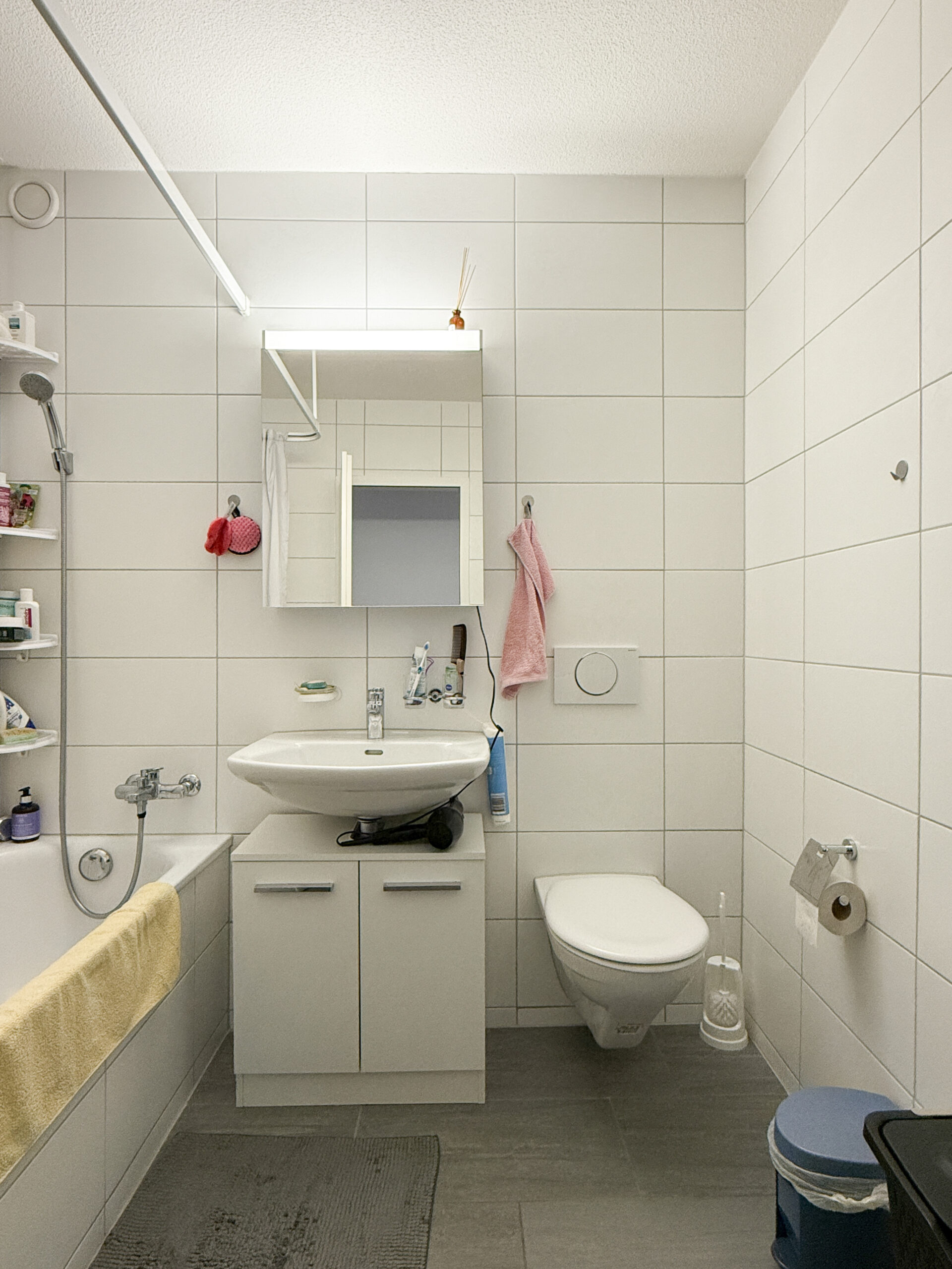 Kompaktes Badezimmer mit Badewanne, Waschtisch und WC