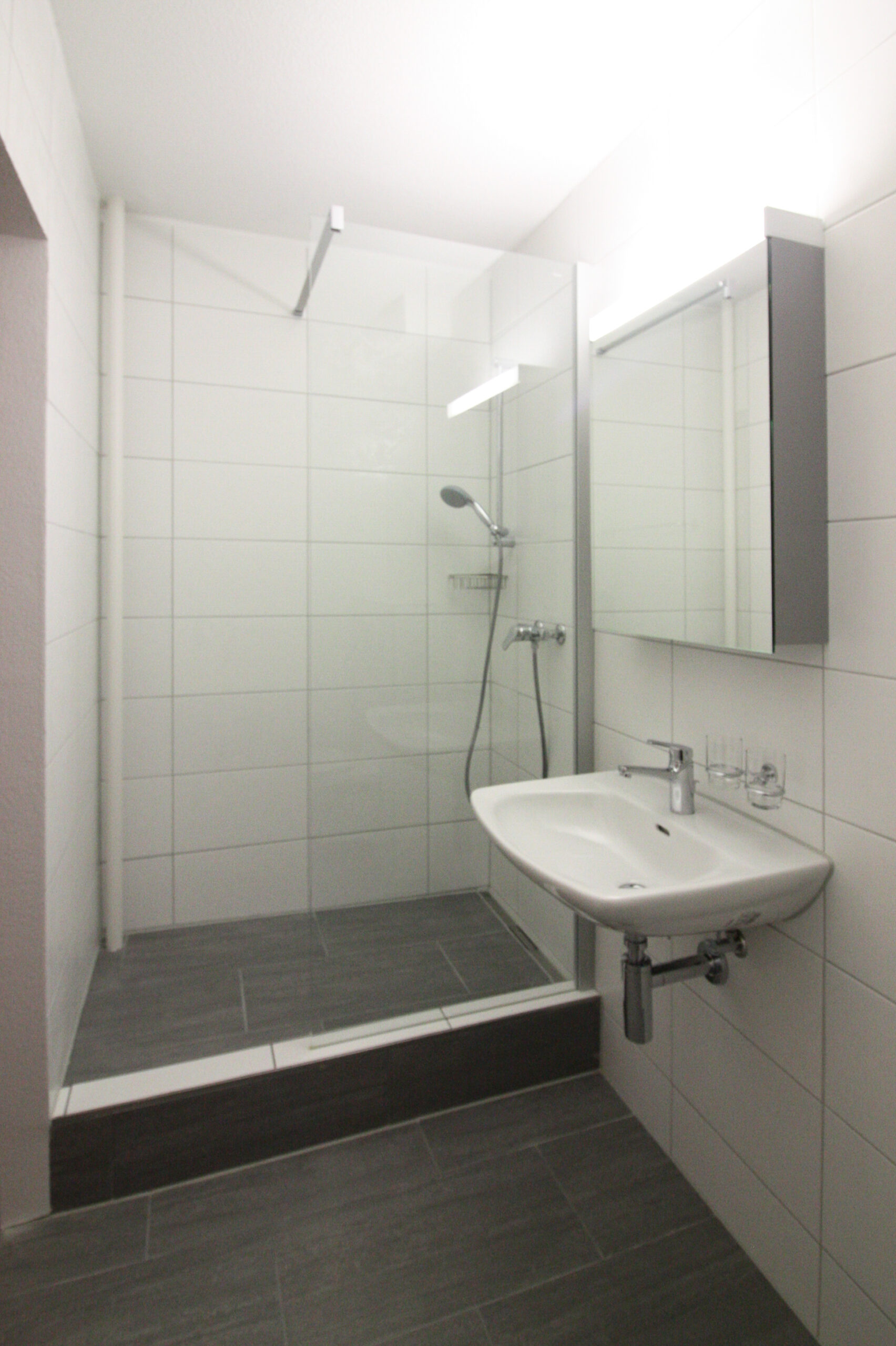 Modernes Badezimmer mit Dusche und Waschbecken
