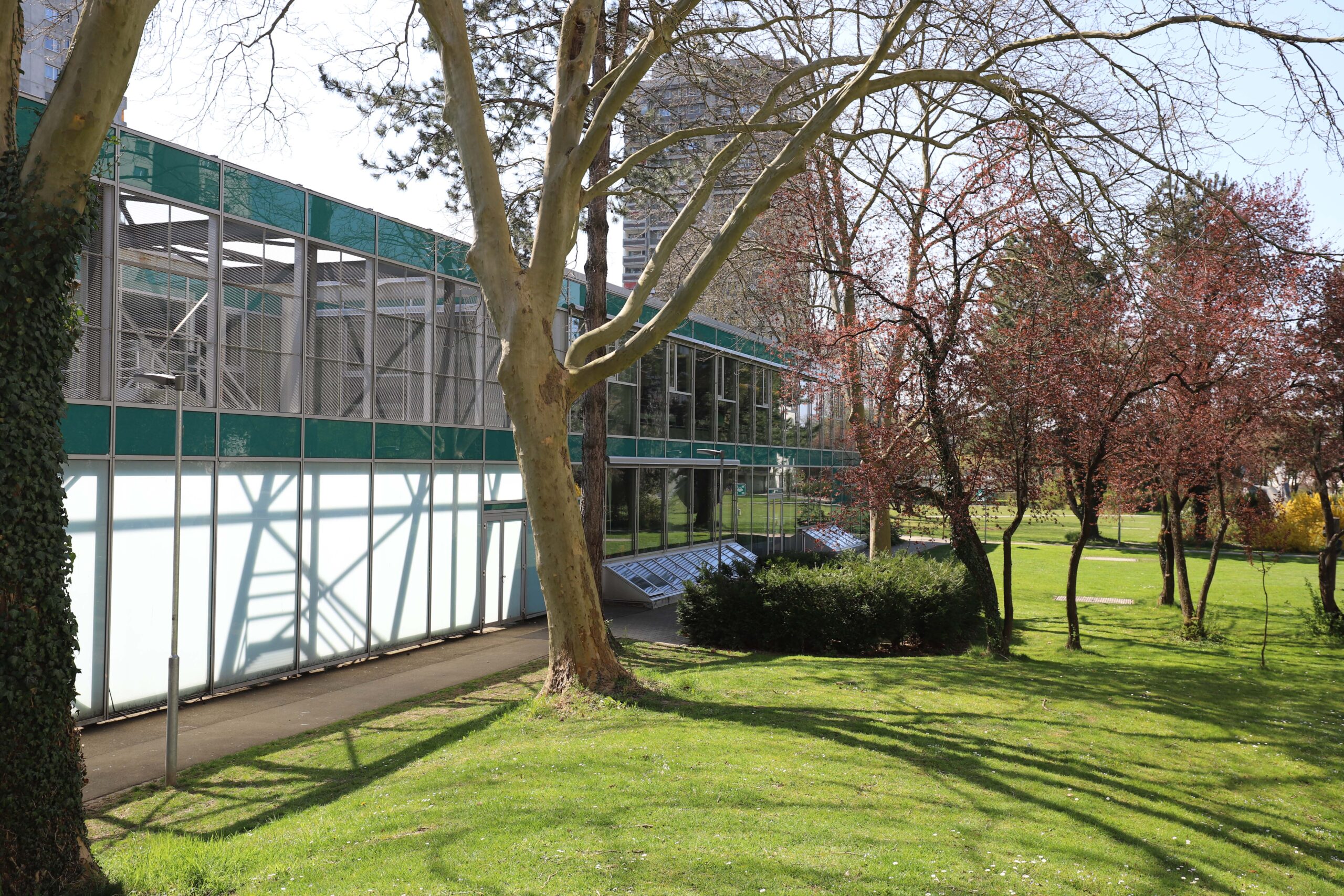 Modernes Gebäude mit Parkanlage
