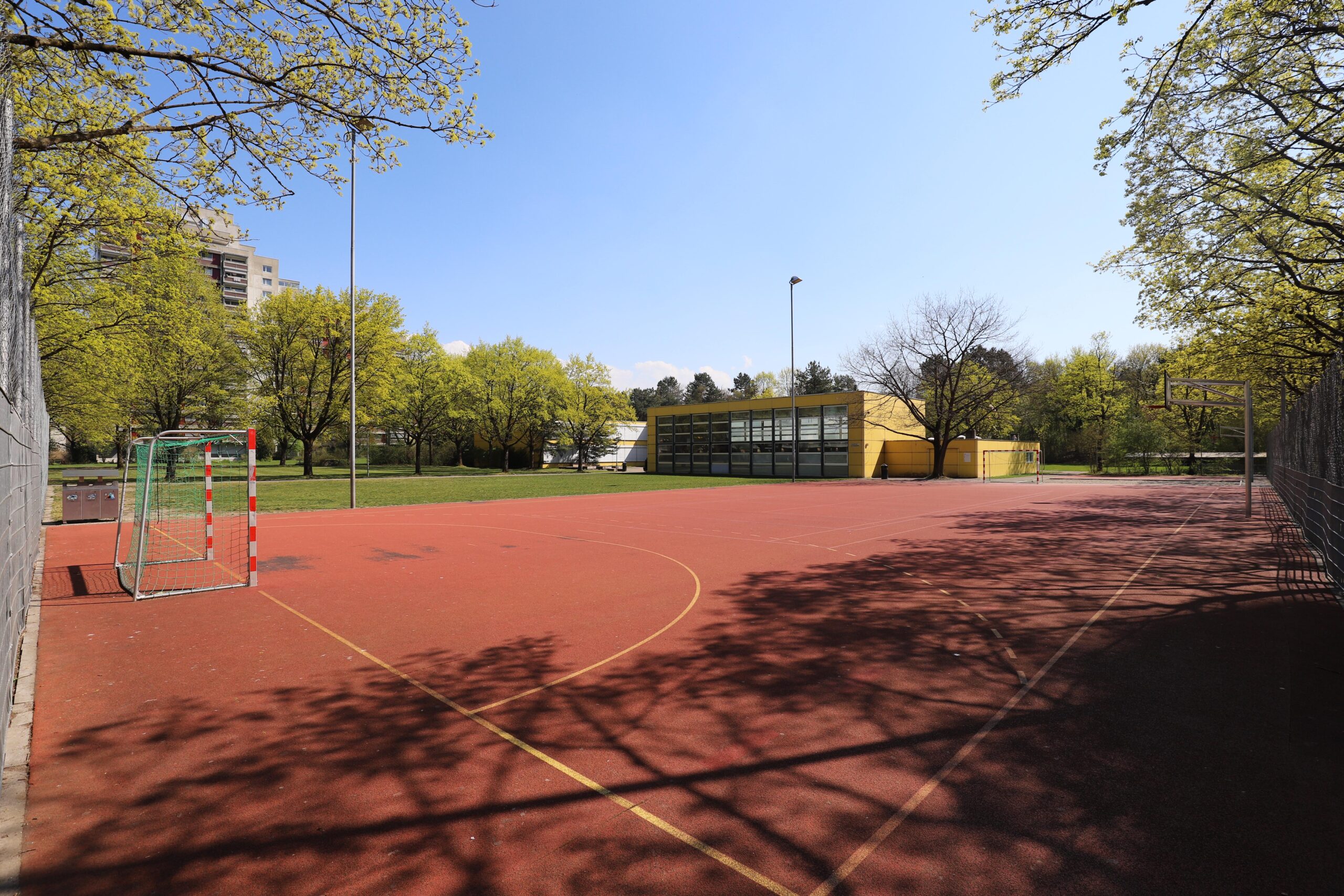 Außenansicht eines Sportplatzes