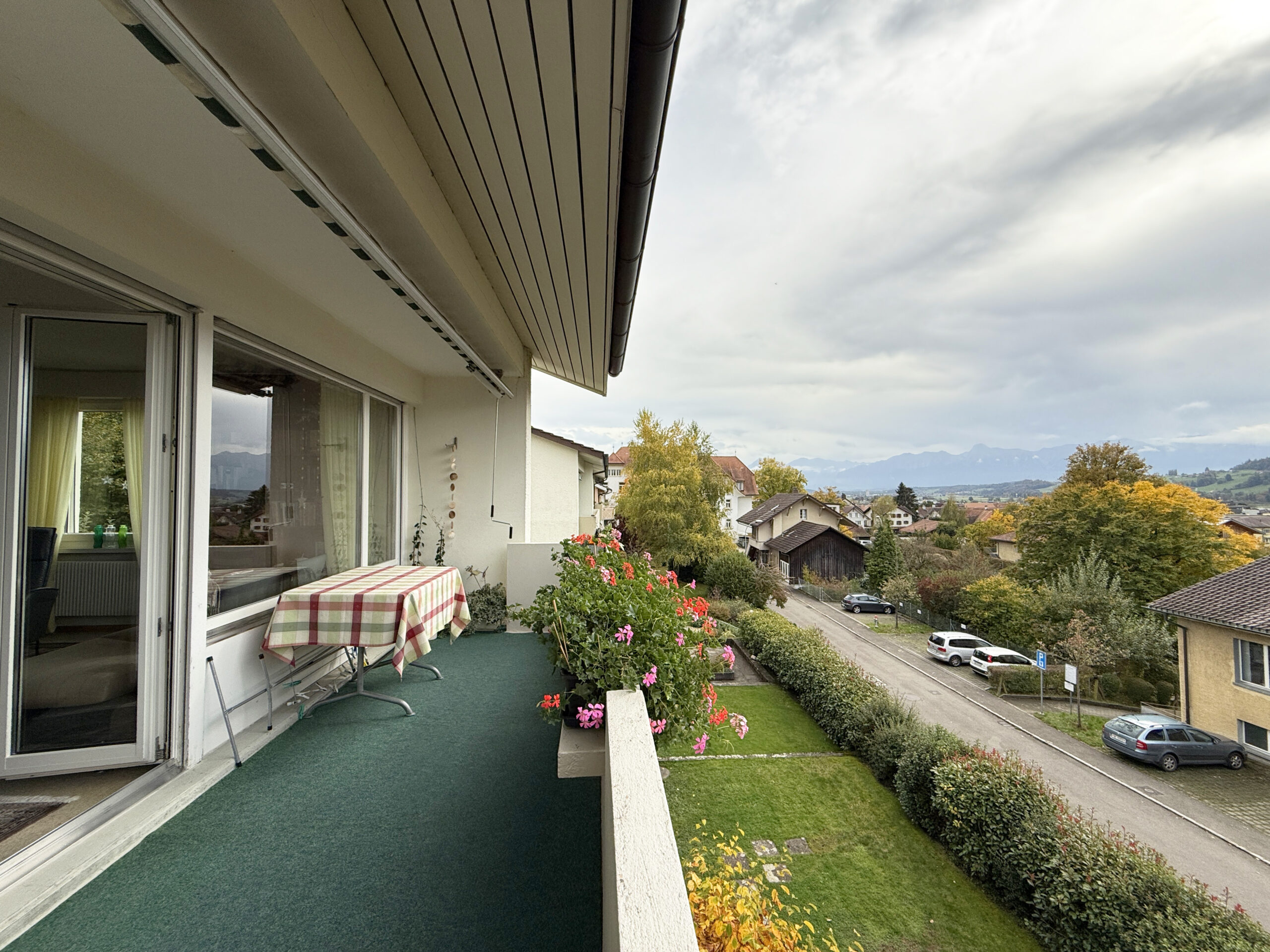 Balkon mit Blick ins Wohngebiet und in die Berge
