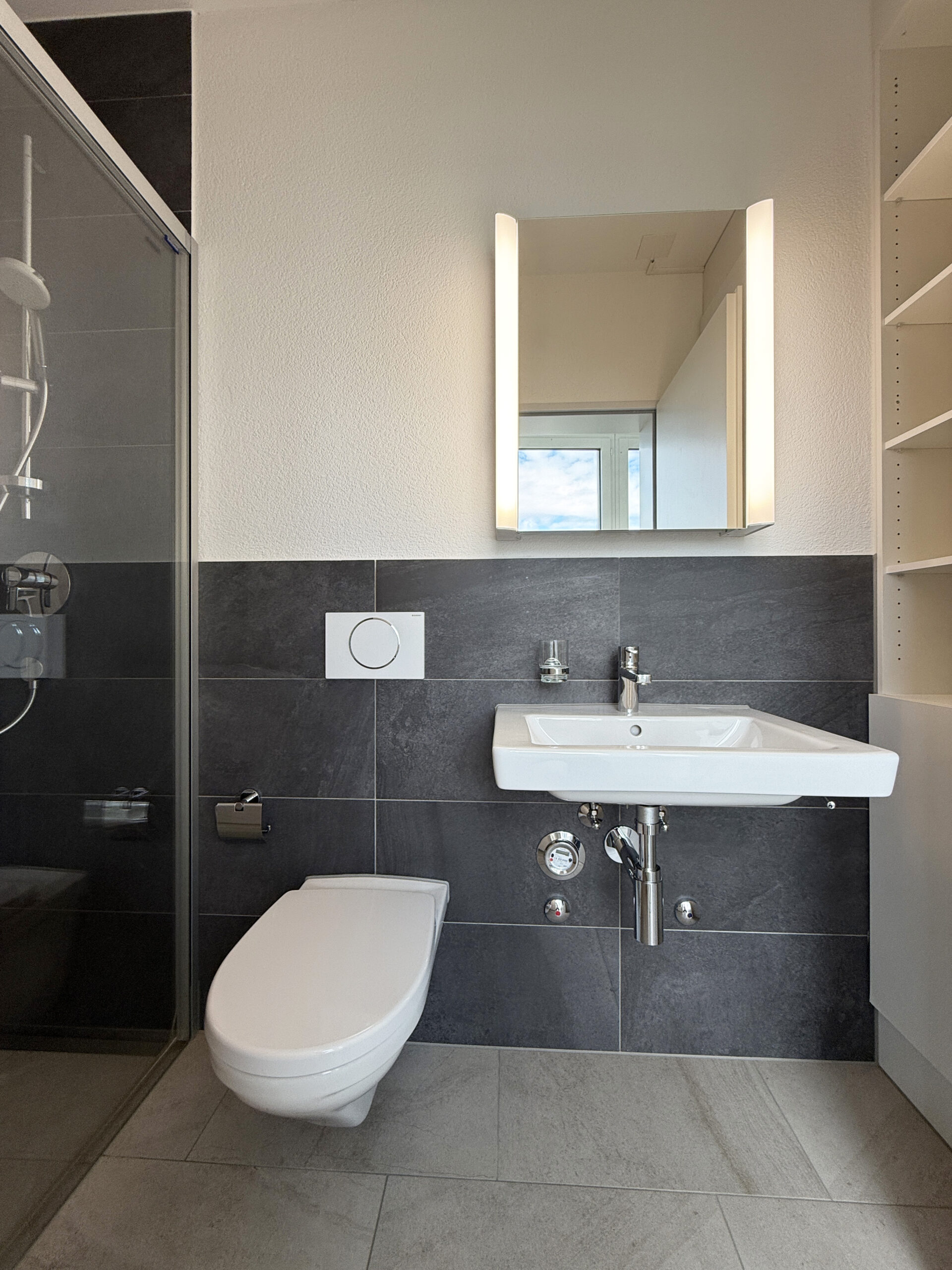 Modernes Bad mit WC und Dusche