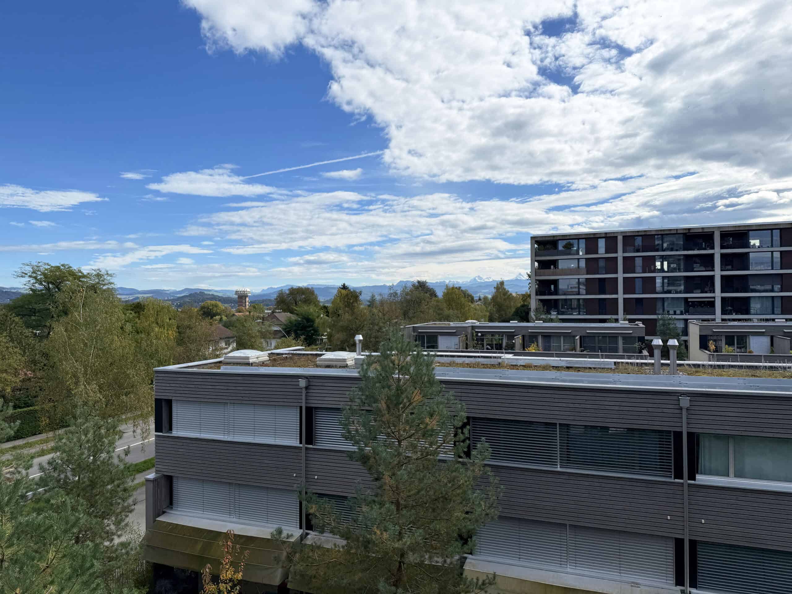 Moderne Wohnanlage mit Bergblick