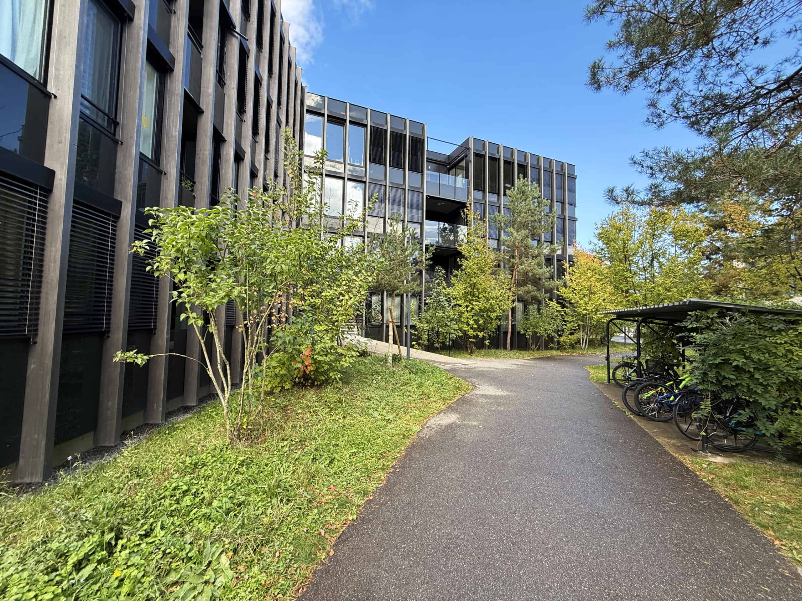 Moderner Wohnkomplex im Grünen