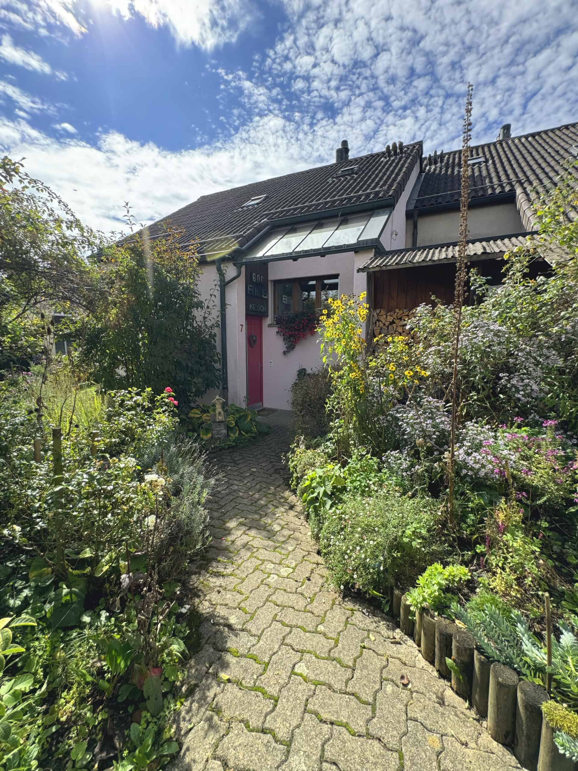 Einfamilienhaus mit üppigem Vorgarten