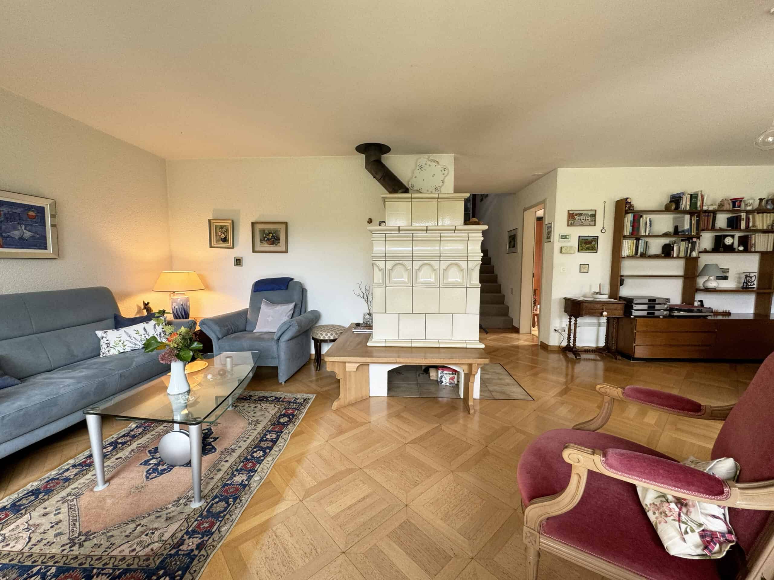 Gemütliches Wohnzimmer mit Kachelofen
