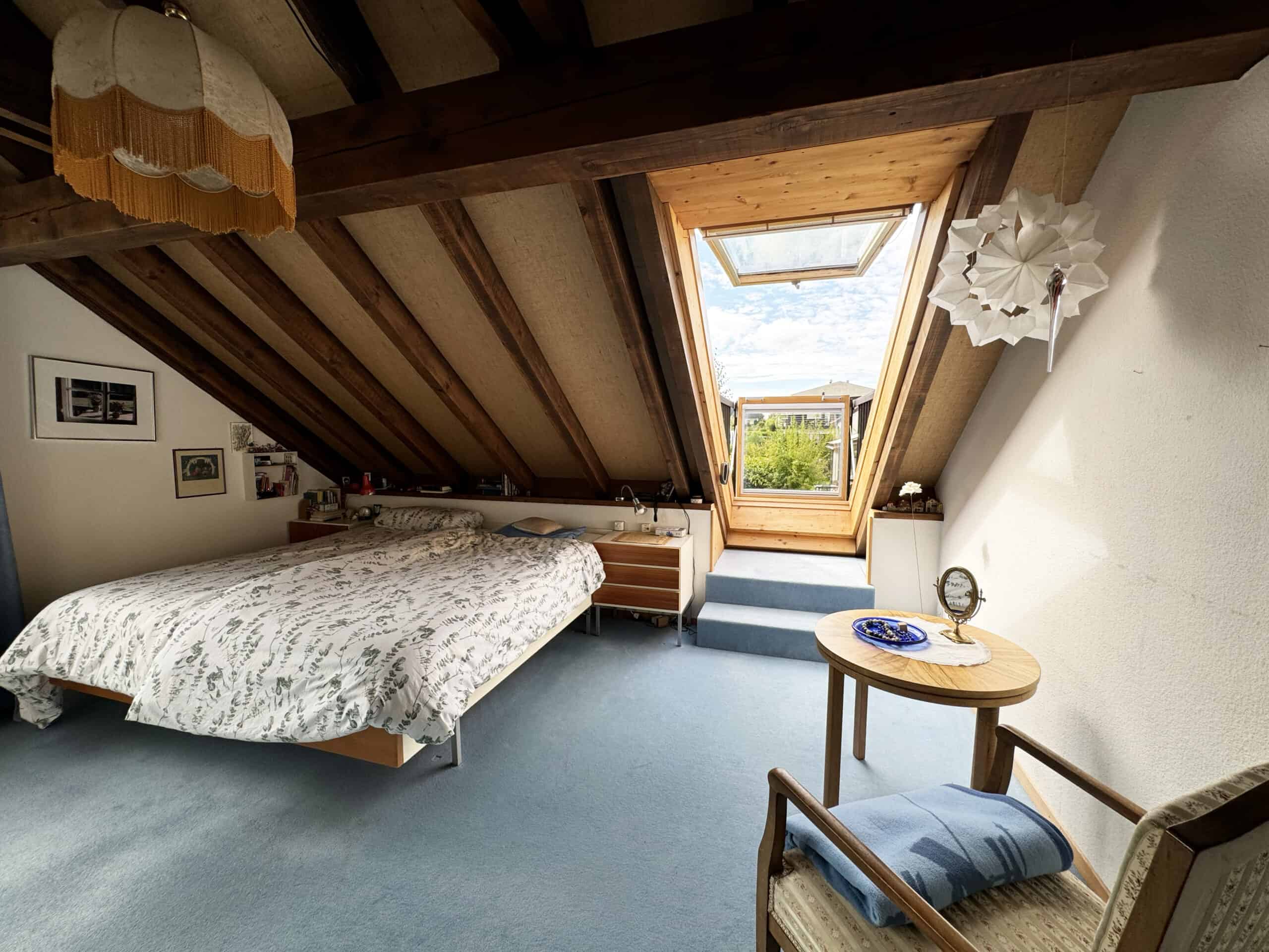Dachgeschoss-Schlafzimmer mit Dachfenster