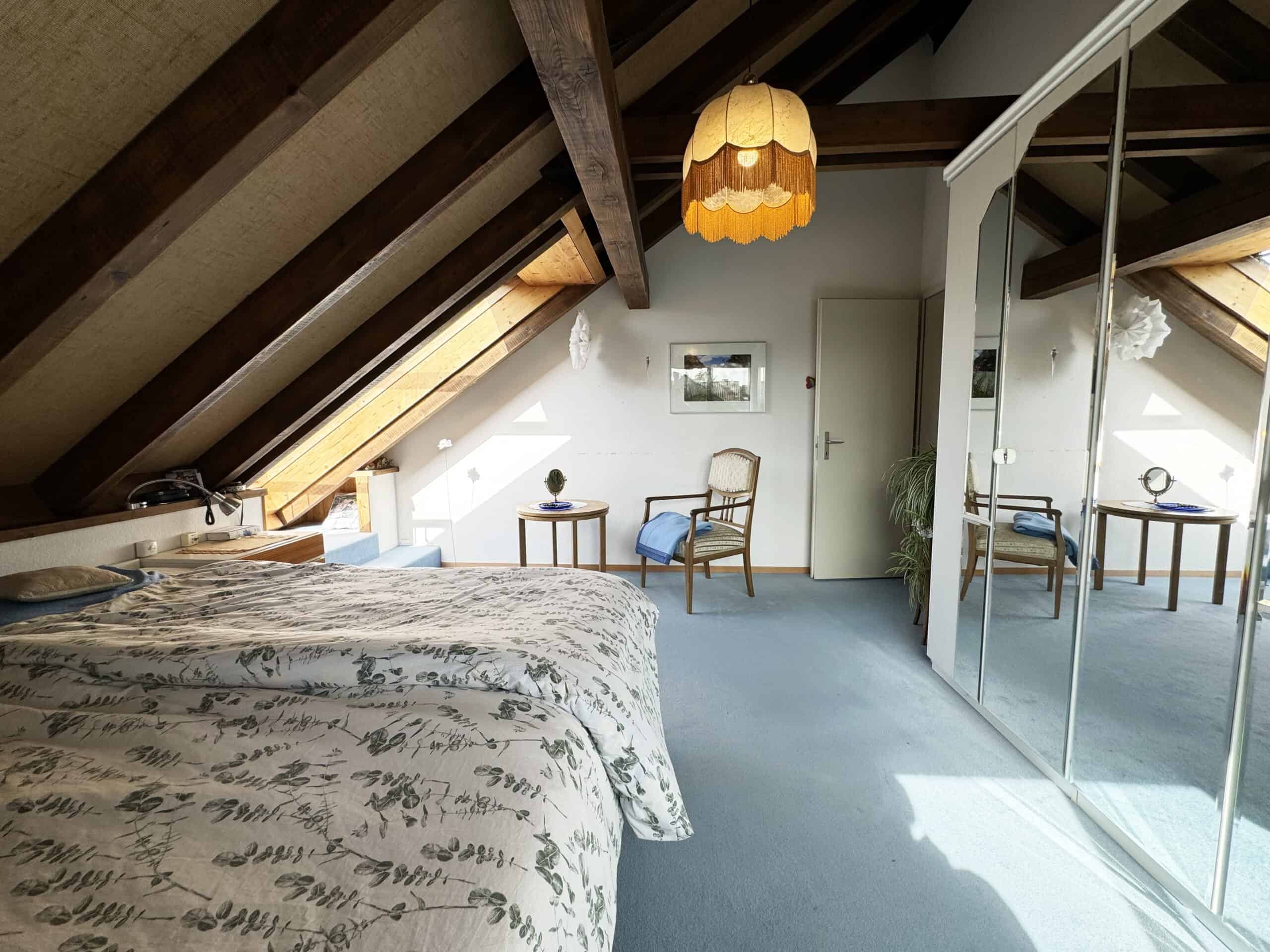 Dachgeschoss-Schlafzimmer mit Tageslicht