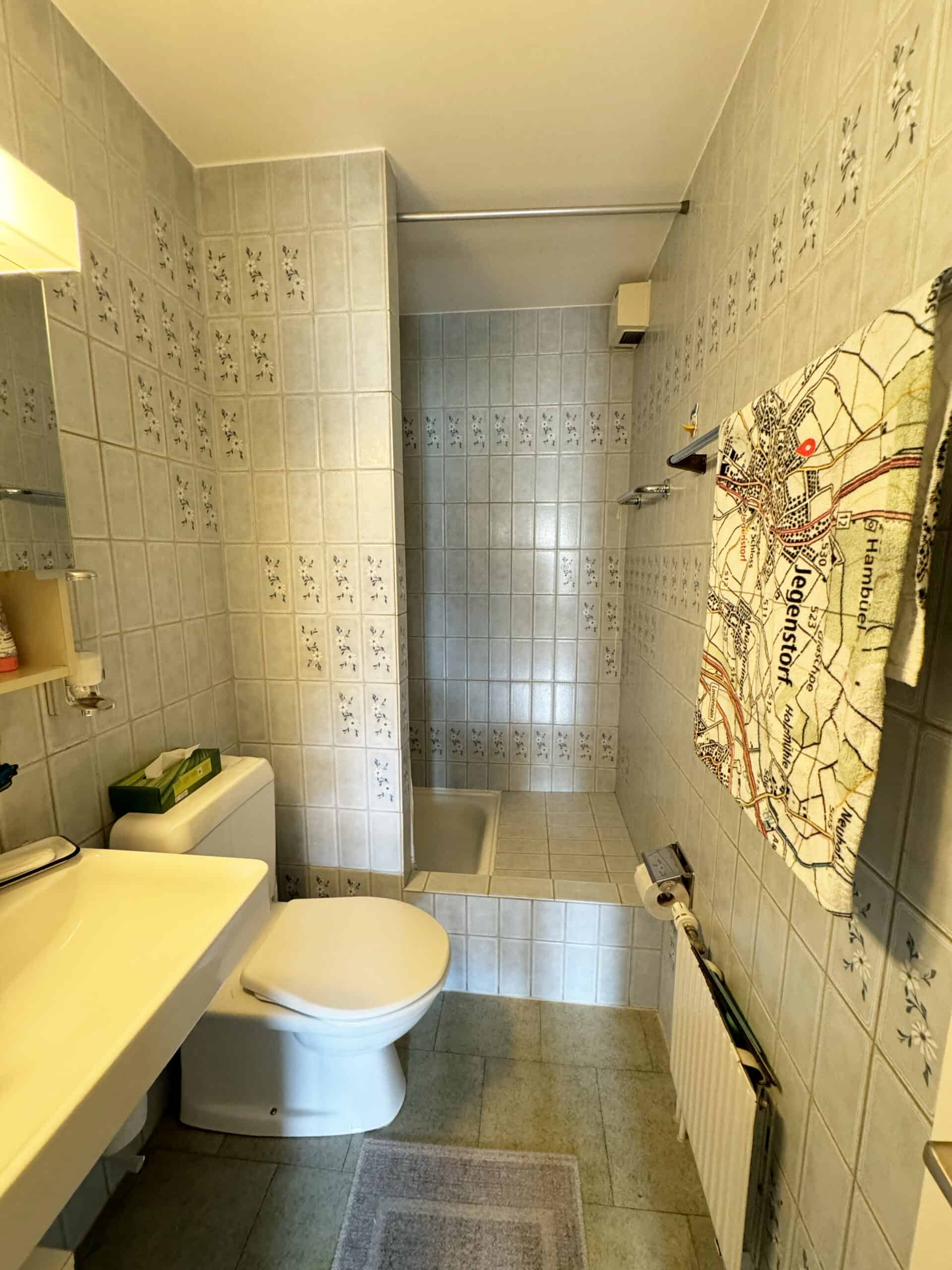 Badezimmer mit Badewanne und WC