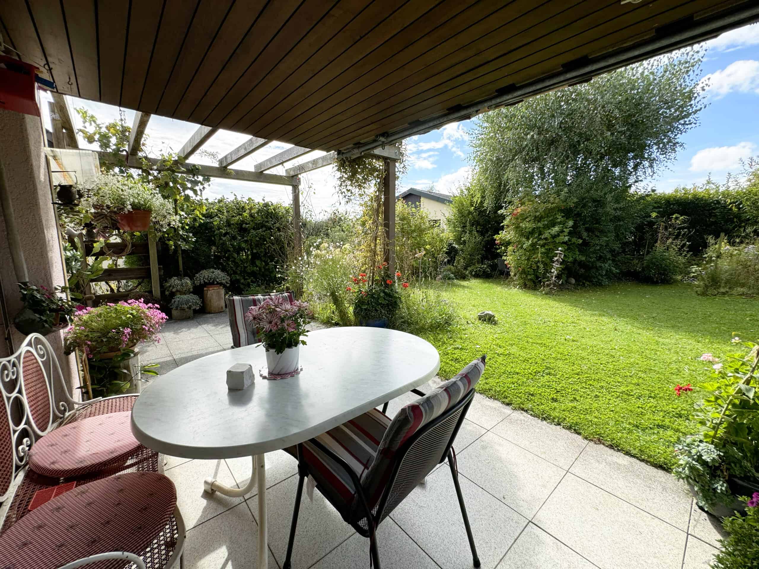 Überdachte Terrasse mit Gartenzugang