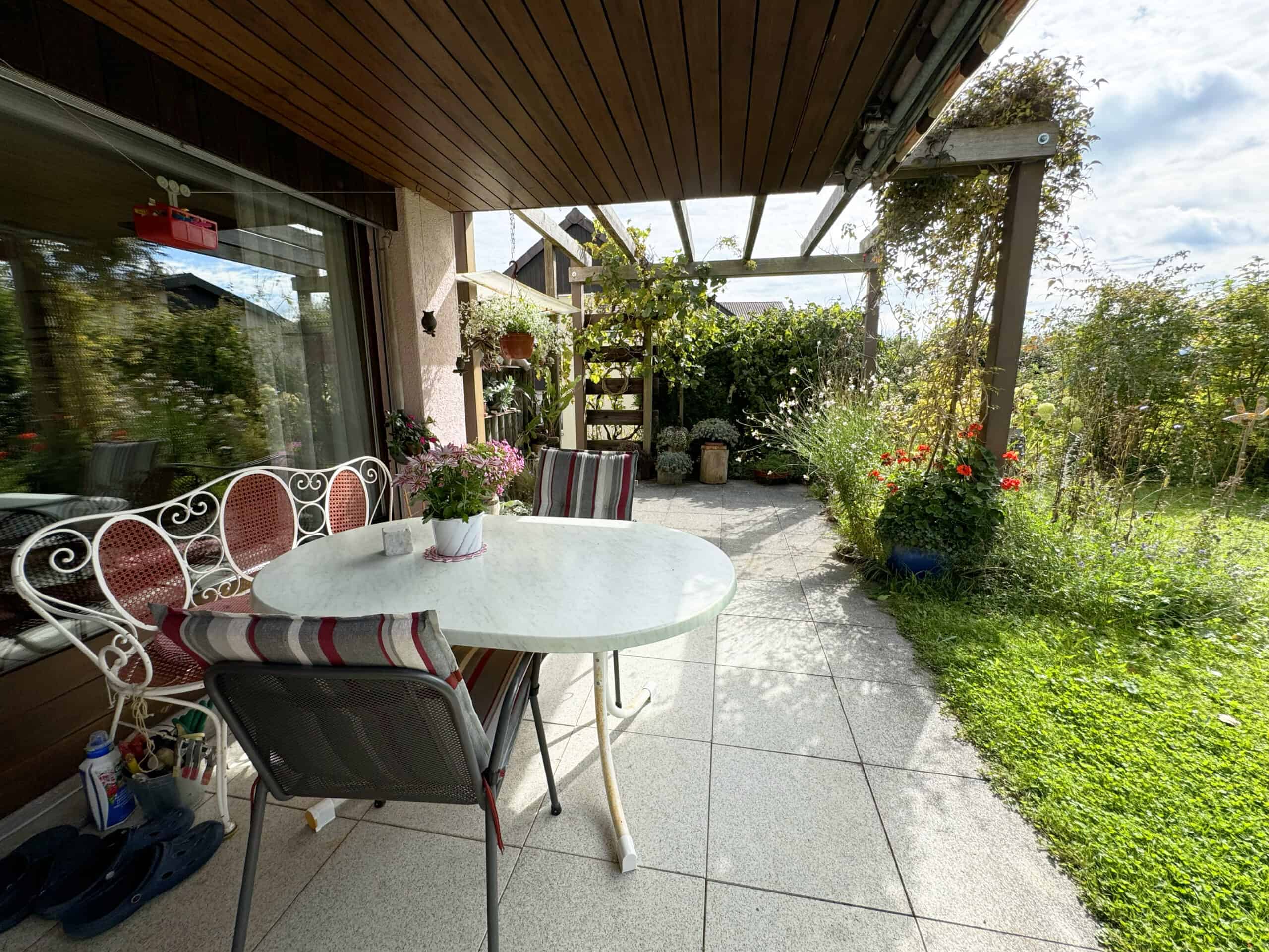Überdachte Terrasse mit Gartenmöbeln