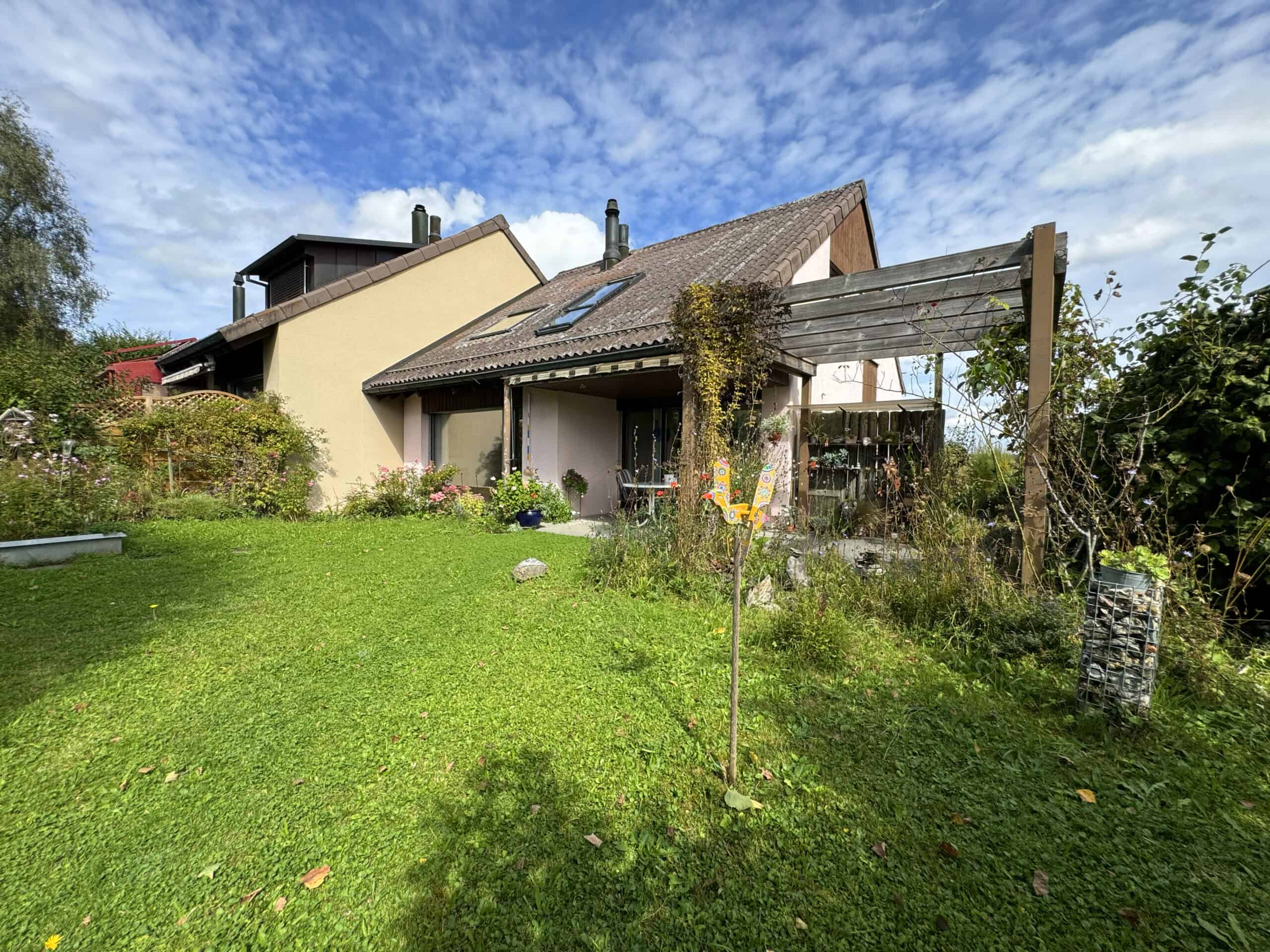 Gartenansicht eines Wohnhauses mit Terrasse