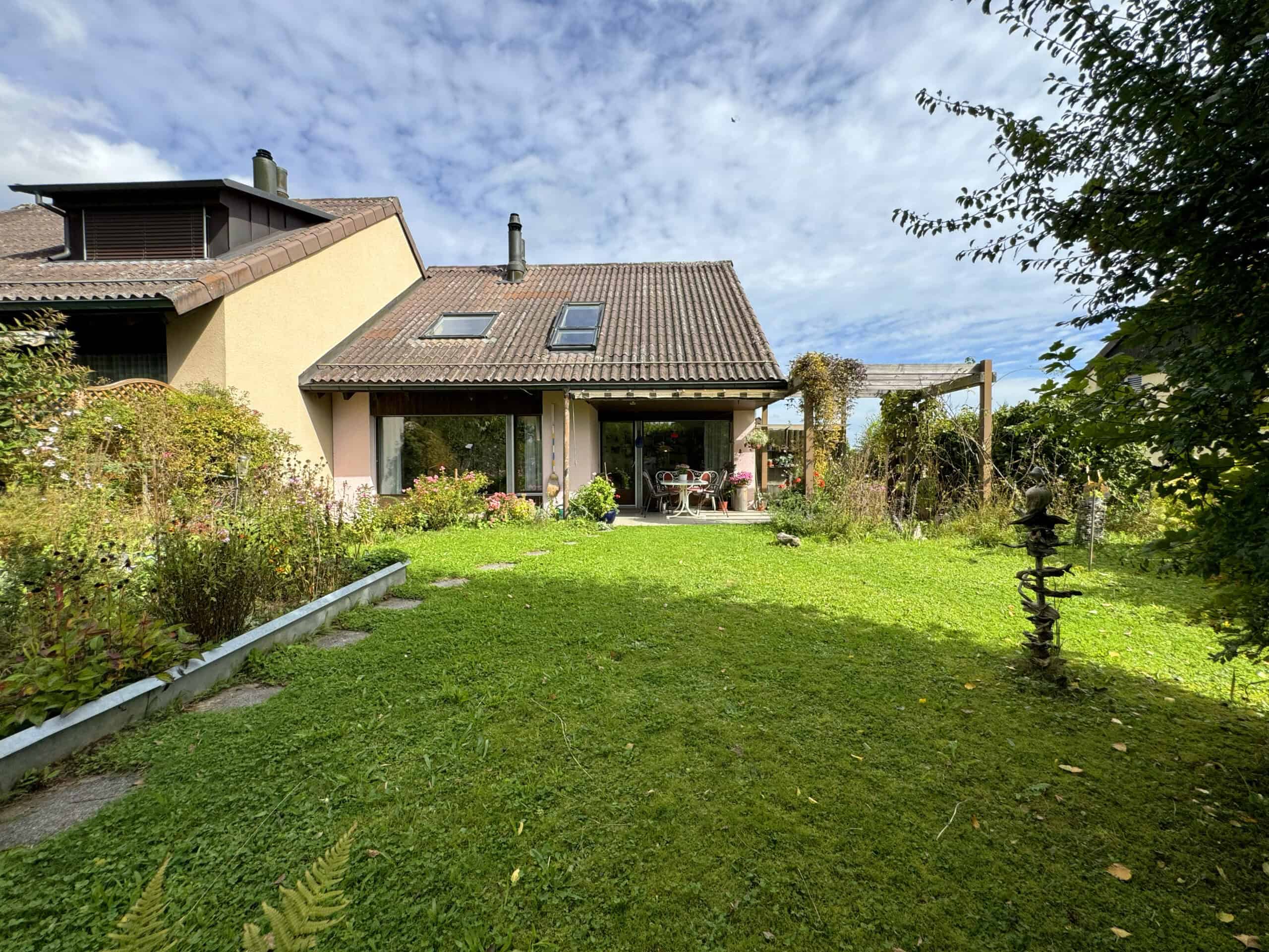 Gartenansicht eines Einfamilienhauses