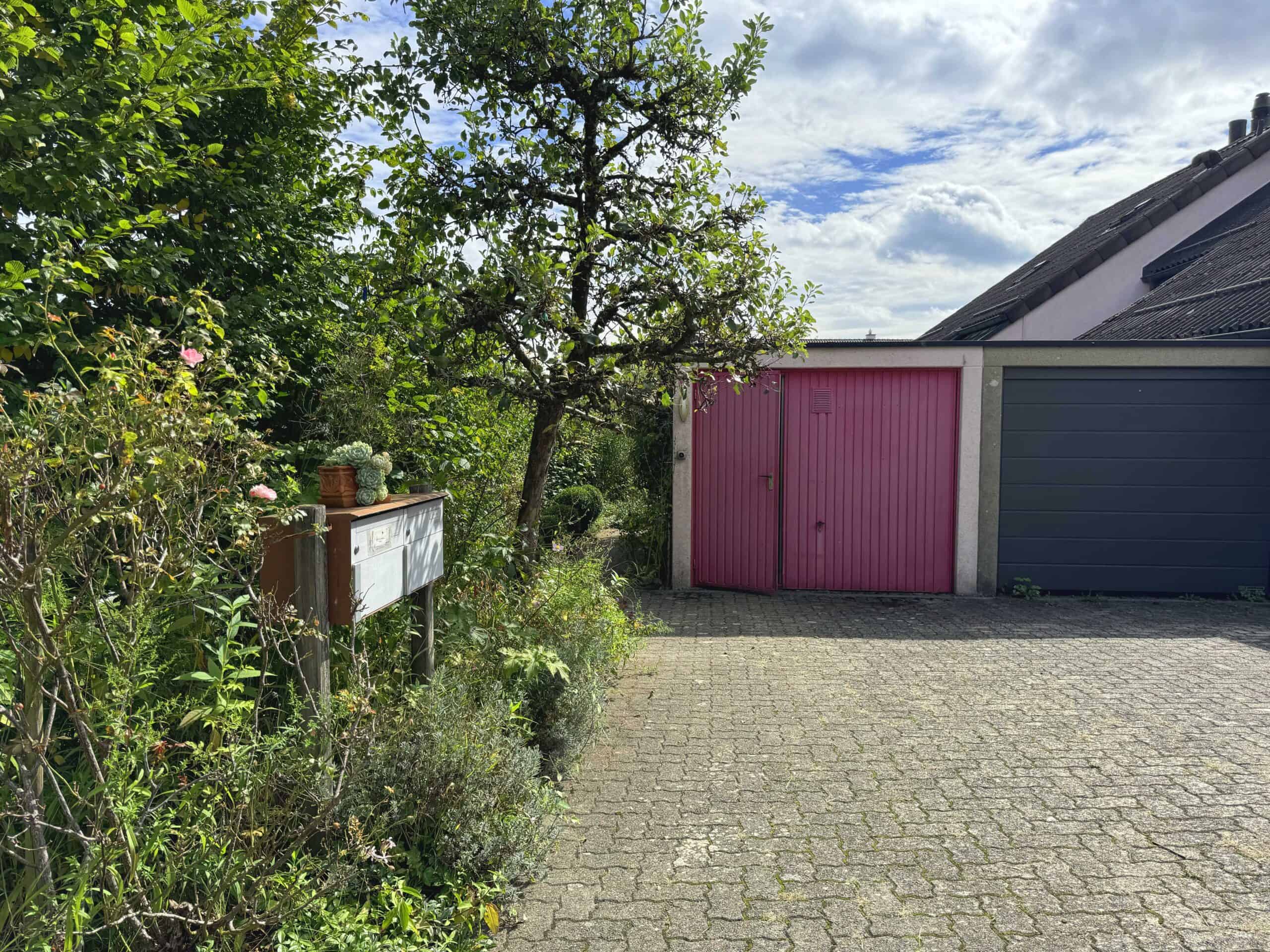 Außenansicht mit Garage und Einfahrt