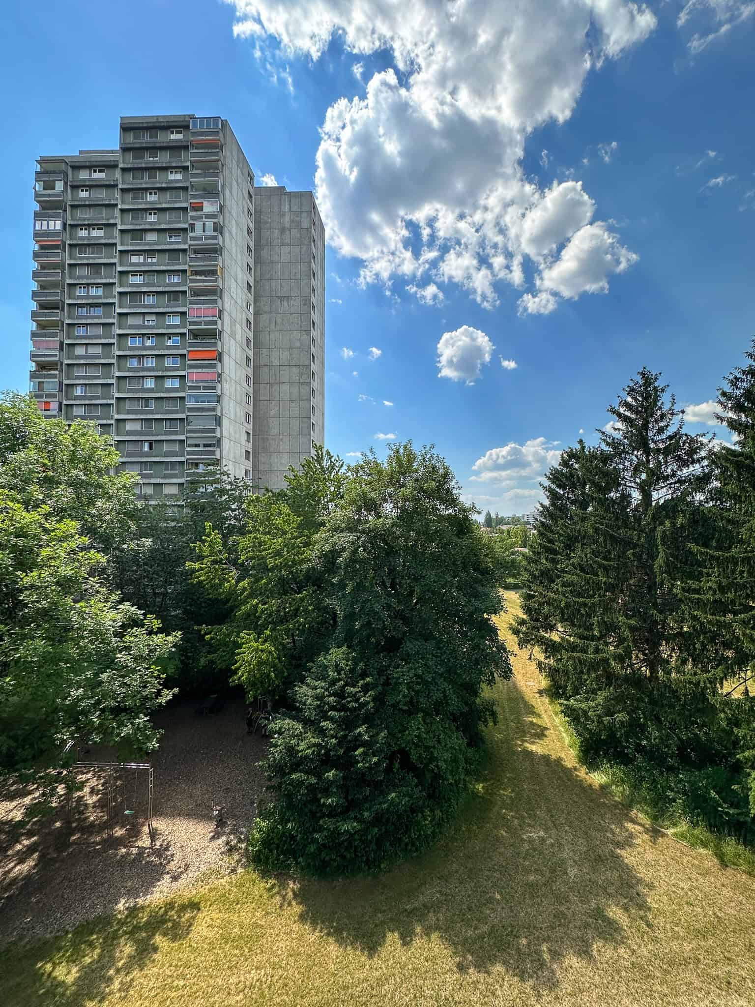 Hochhaus mit Grünanlage