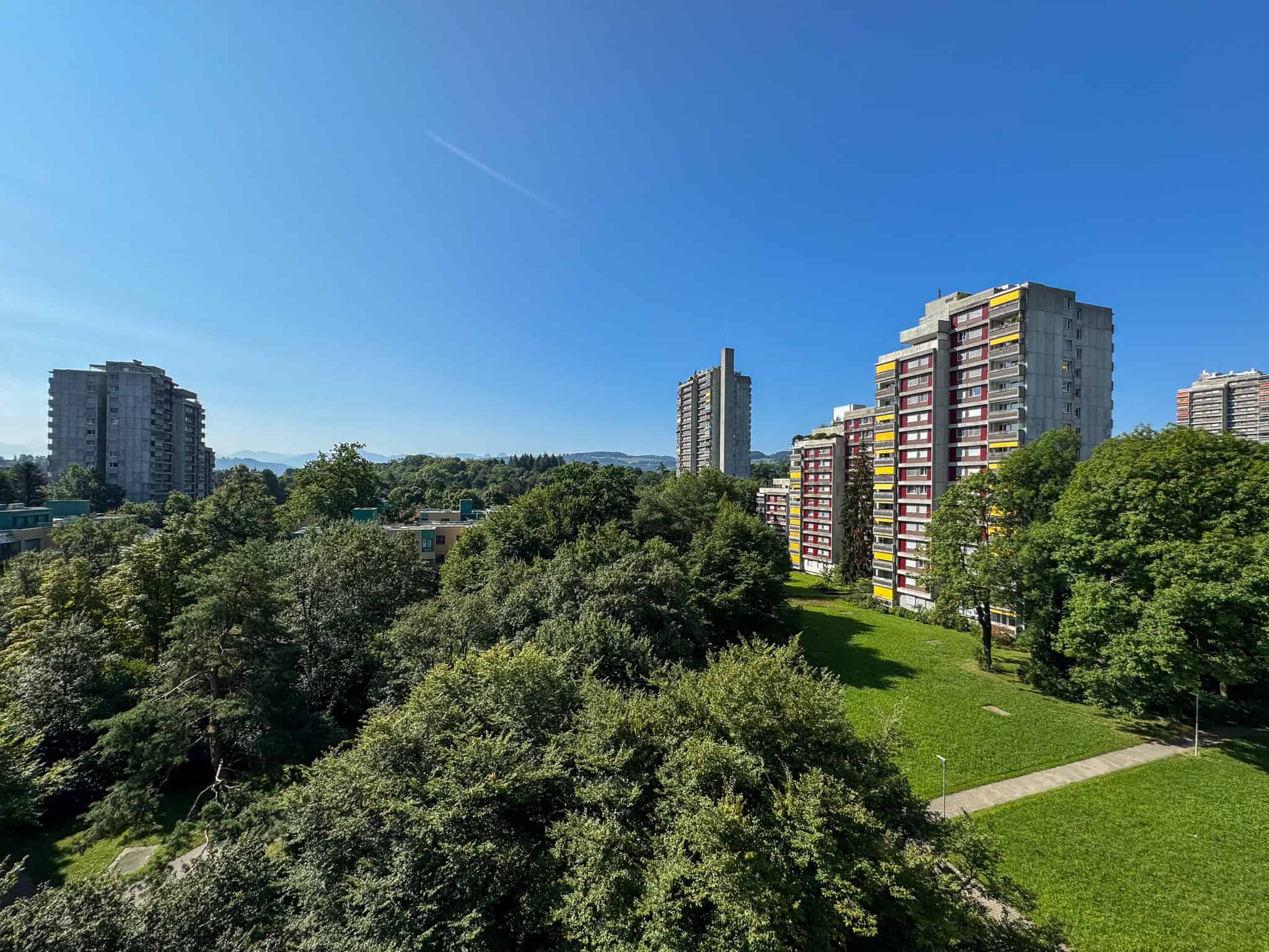 Stadtblick über Grünflächen