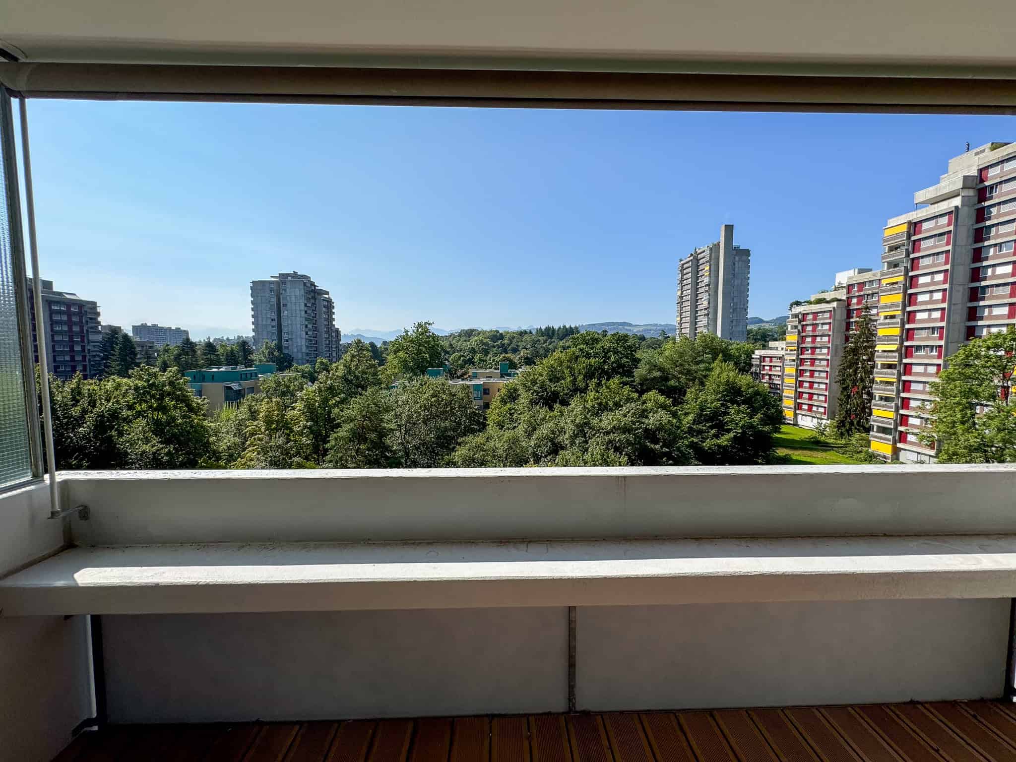 Balkon mit Stadt- und Grünblick
