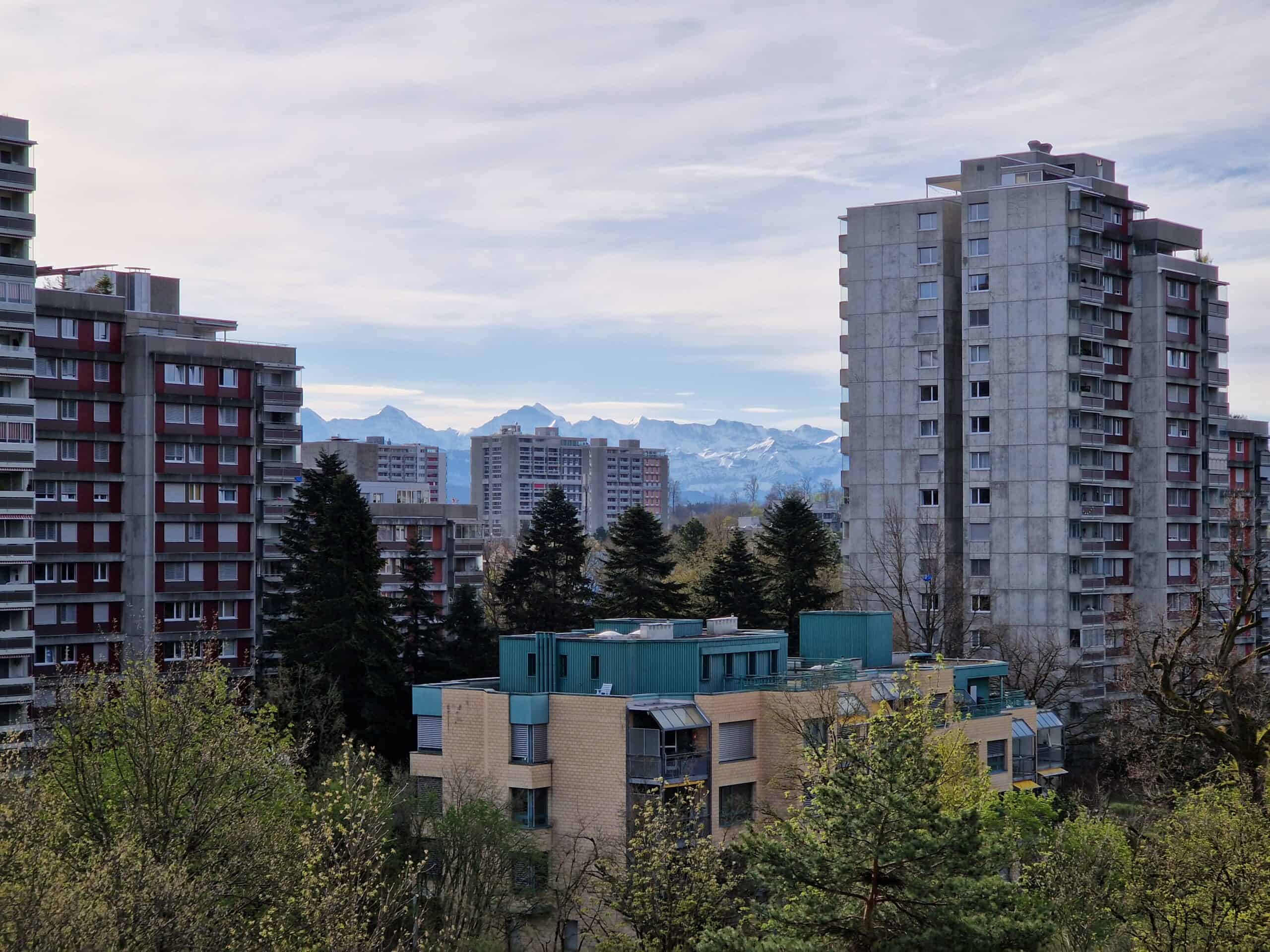 Städtischer Ausblick mit Bergen