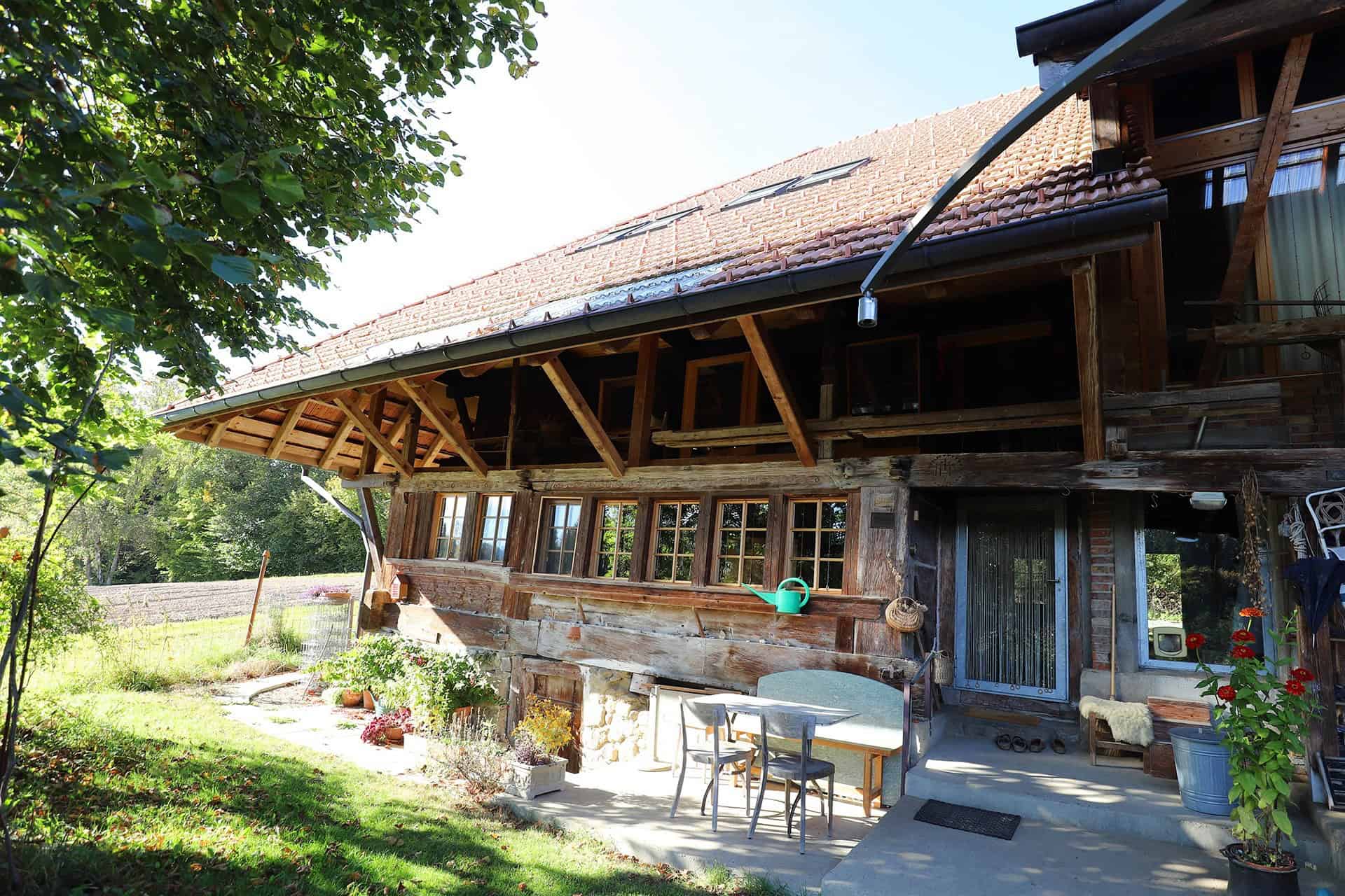 Rustikales Landhaus mit Holzfassade und Terrasse