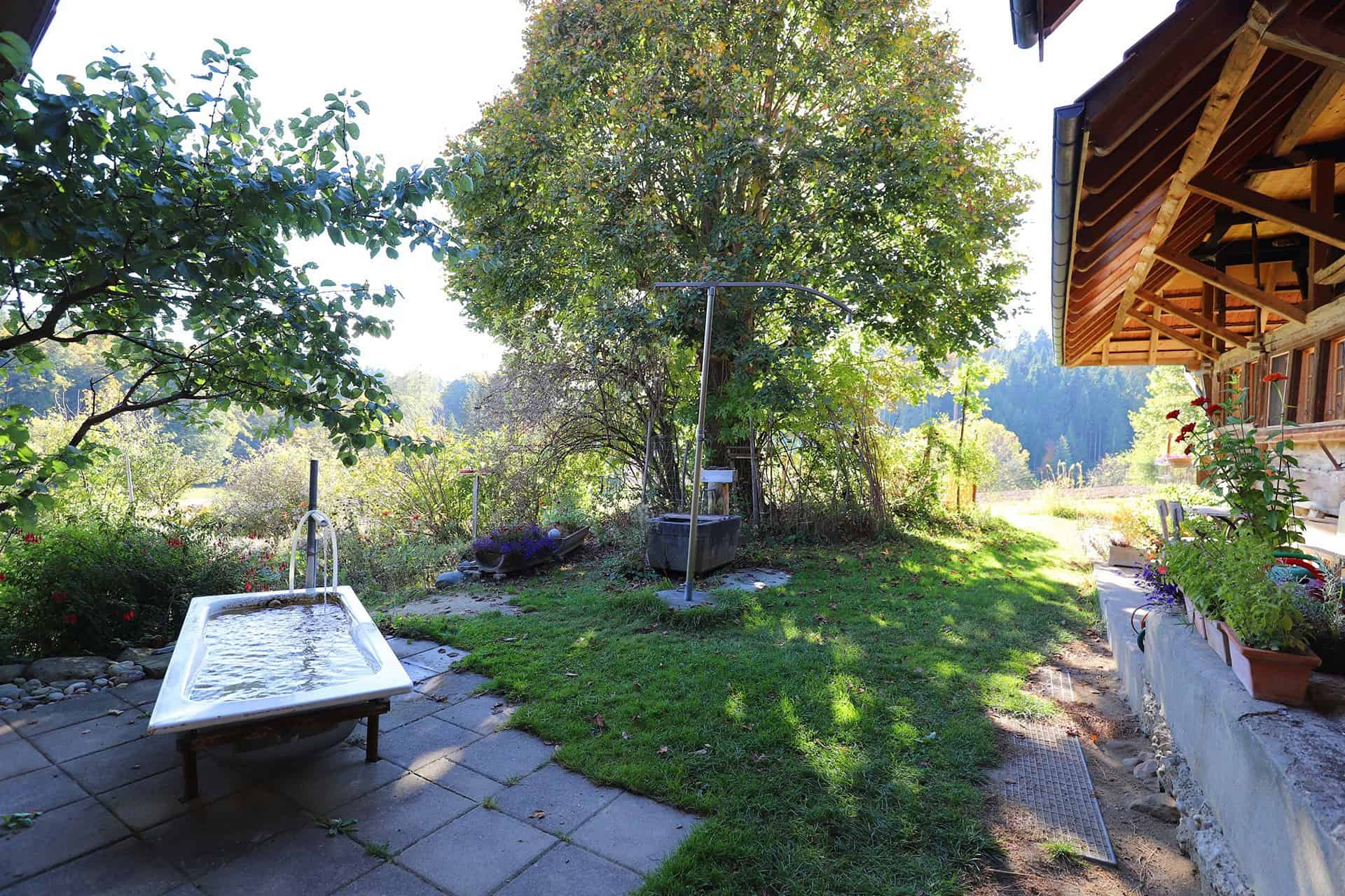 Garten mit Badewanne und Chalet