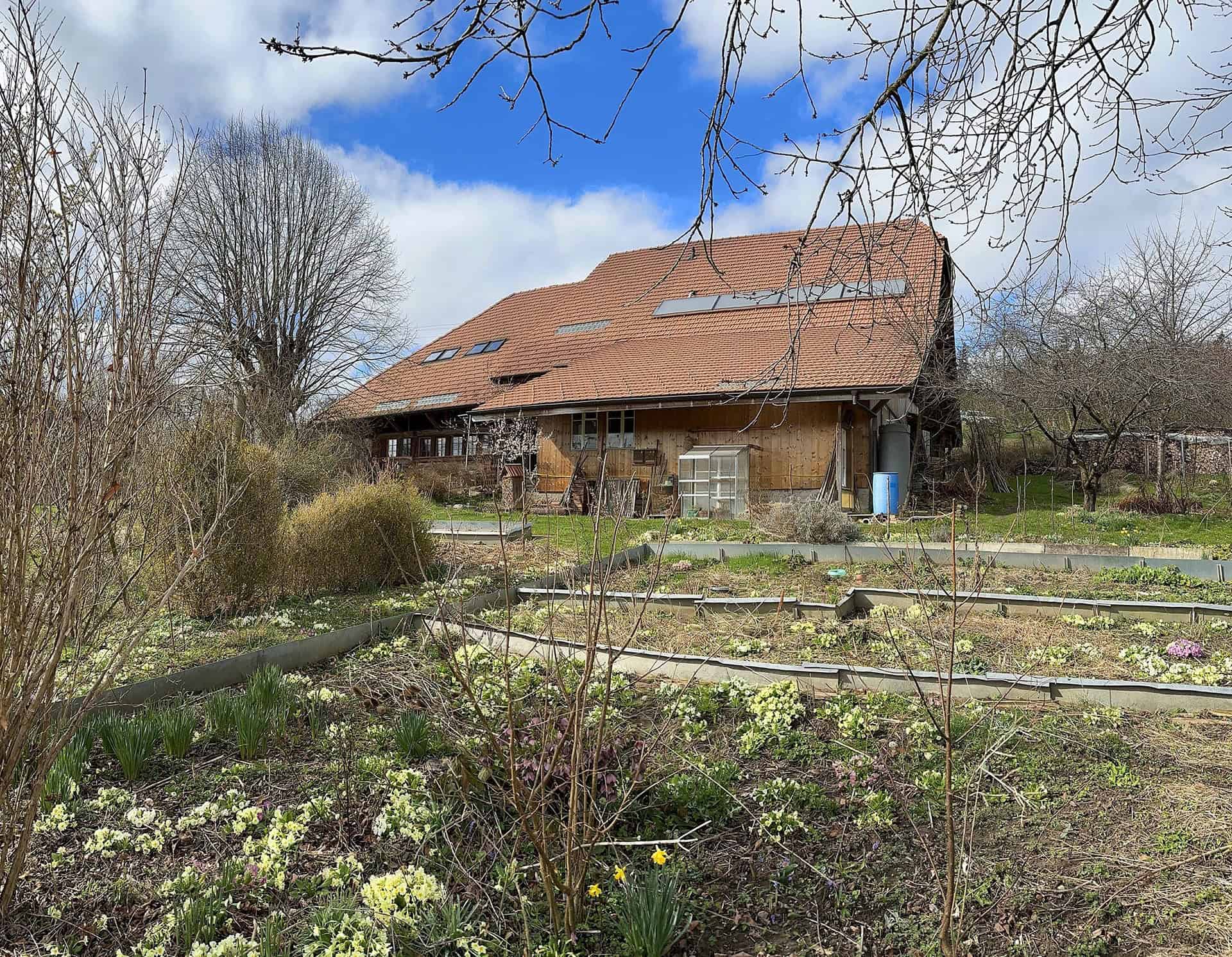 Ländliches Haus mit großem Garten