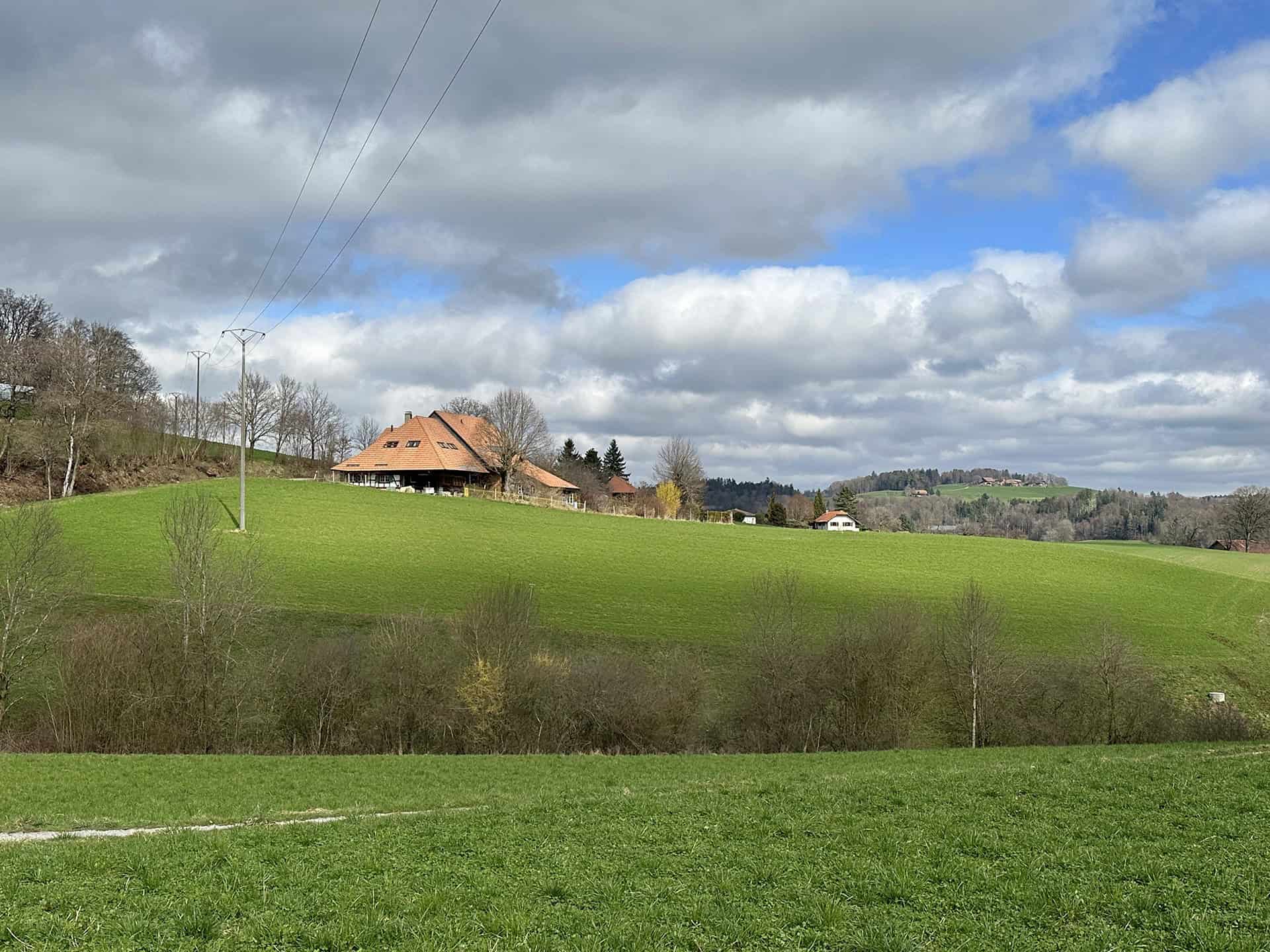 Ländliche Landschaft mit Bauernhaus