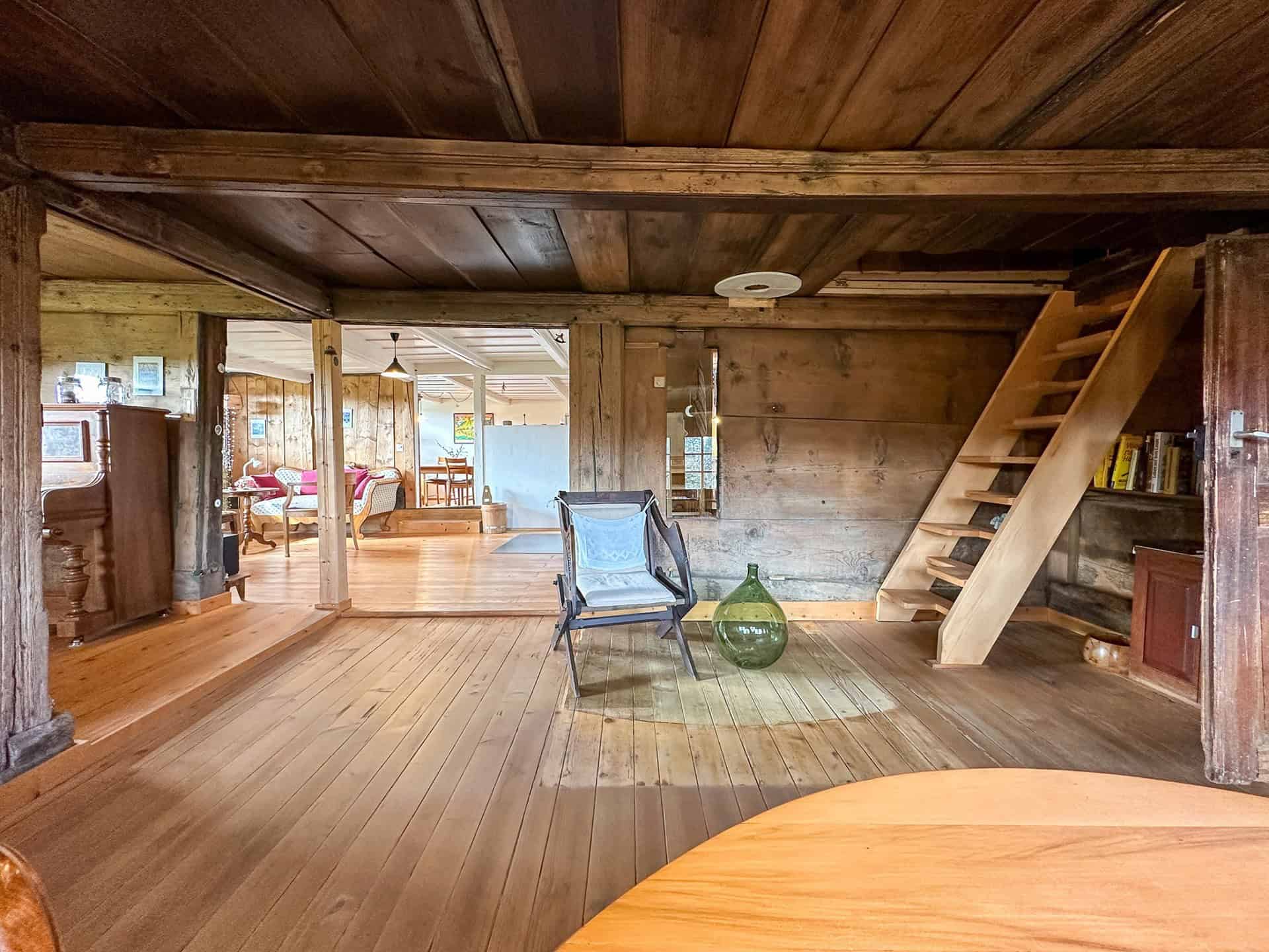 Rustikaler Dachraum mit Holztreppe