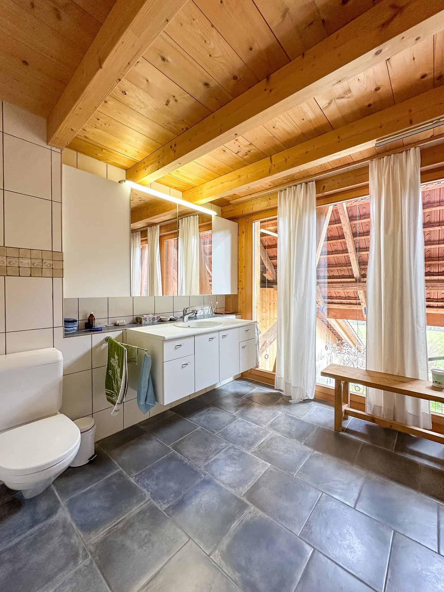 Badezimmer mit Holzdecke und Dachfenstern