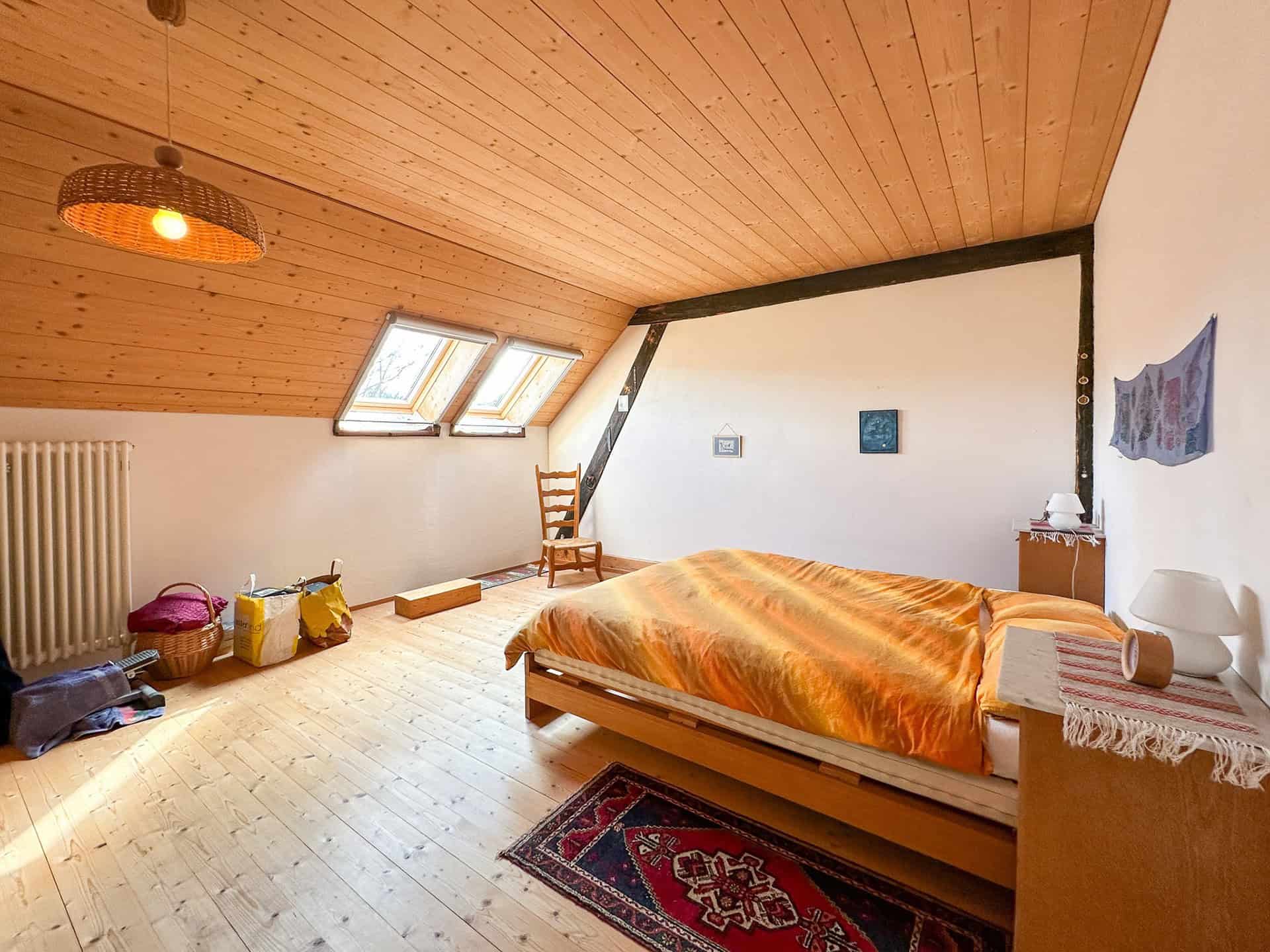 Gemütliches Dachgeschoss-Schlafzimmer mit Holzverkleidung
