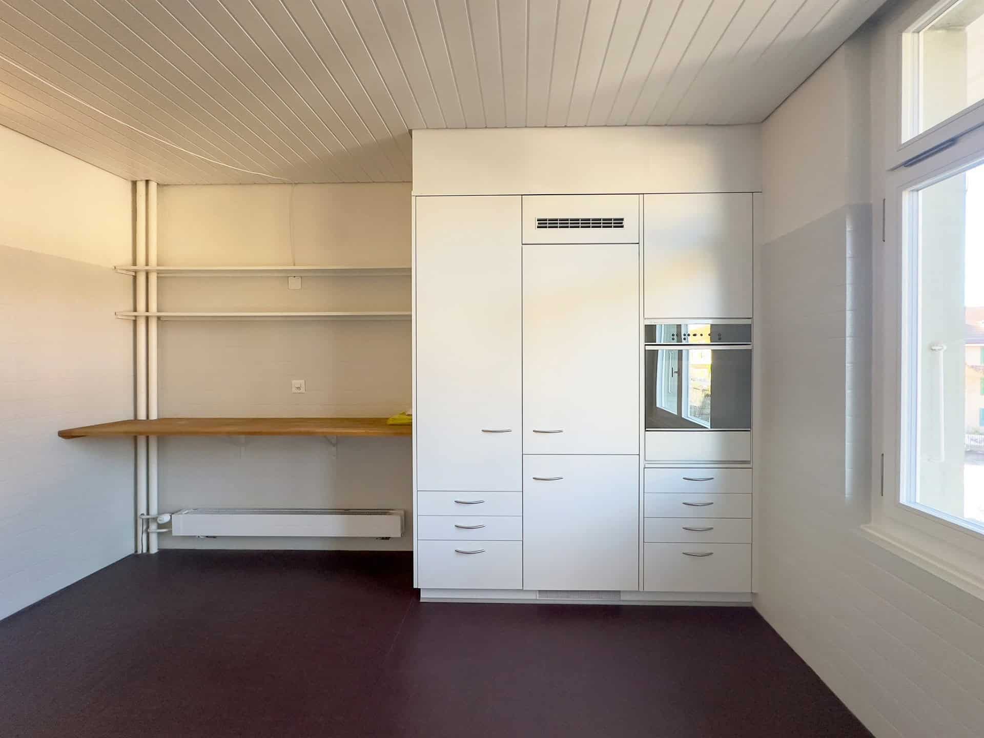 Heller Raum mit Einbauschrank und Regalen