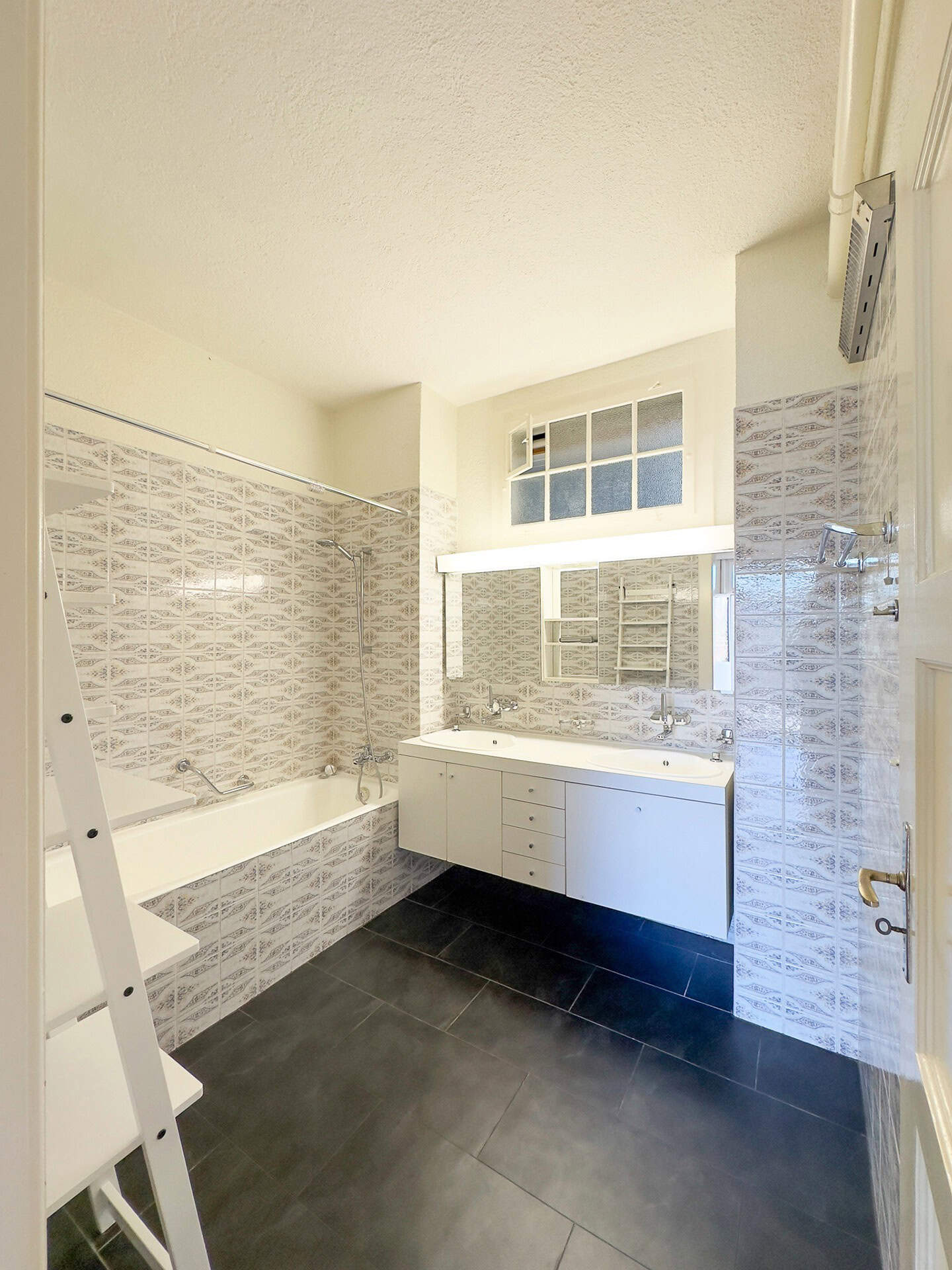 Helles Badezimmer mit Badewanne und Doppelwaschtisch